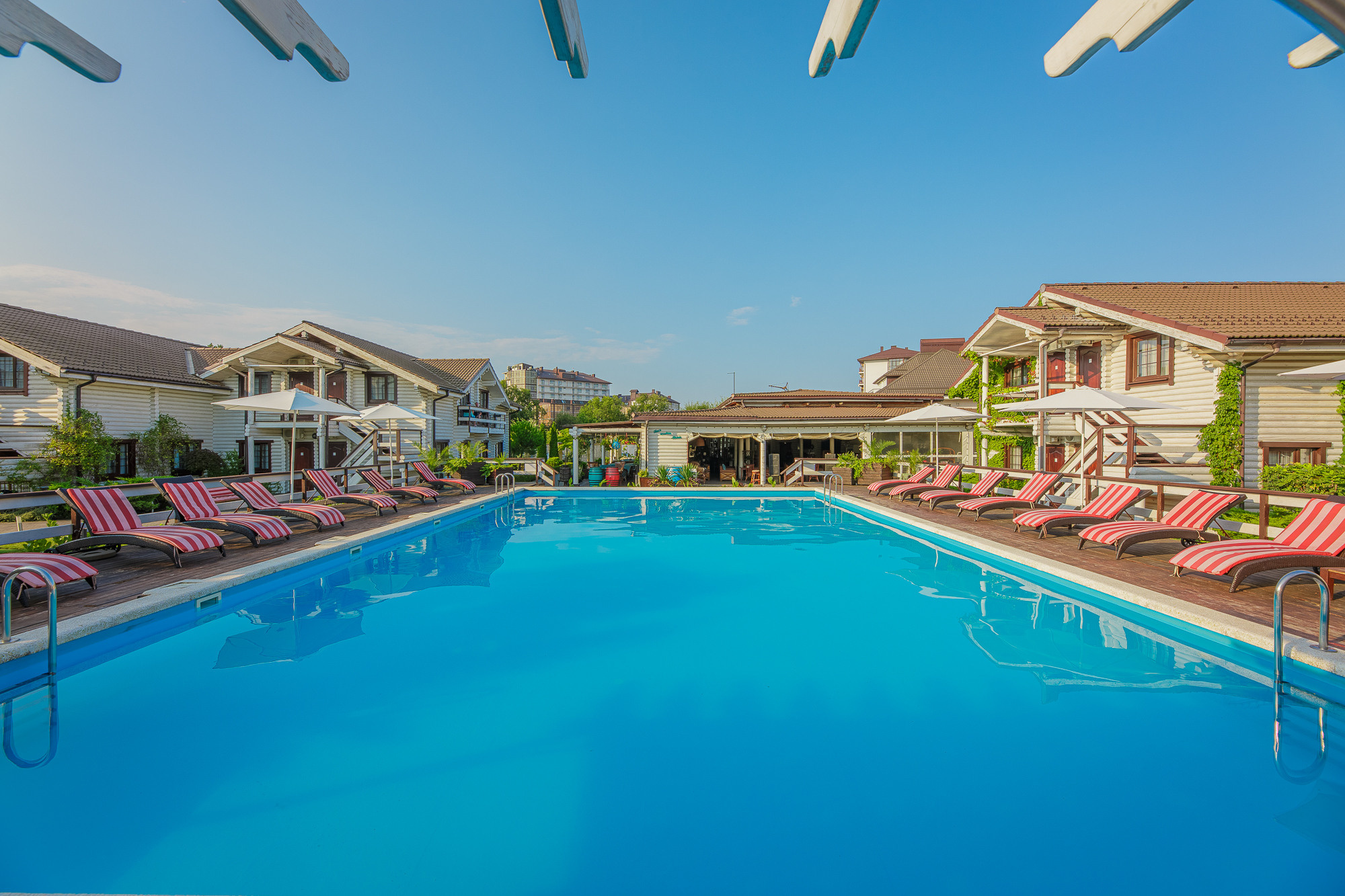 Renatphoto-Экстерьерная фотосъёмка территории отеля в Анапе. Профессиональная фотосъёмка интерьеров, предметная фотосессия еды для меню г. Анапа