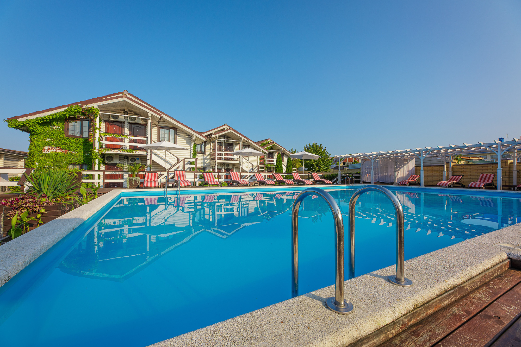 Renatphoto-Экстерьерная фотосъёмка территории отеля в Анапе. Профессиональная фотосъёмка интерьеров, предметная фотосессия еды для меню г. Анапа