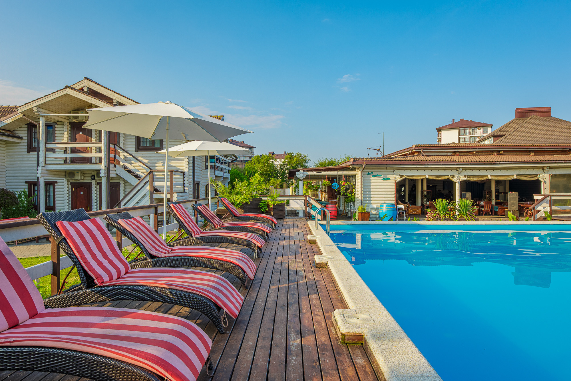 Renatphoto-Экстерьерная фотосъёмка территории отеля в Анапе. Профессиональная фотосъёмка интерьеров, предметная фотосессия еды для меню г. Анапа