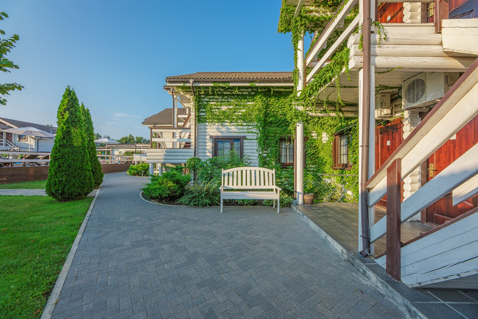 Renatphoto-Экстерьерная фотосъёмка территории отеля в Анапе. Профессиональная фотосъёмка интерьеров, предметная фотосессия еды для меню г. Анапа