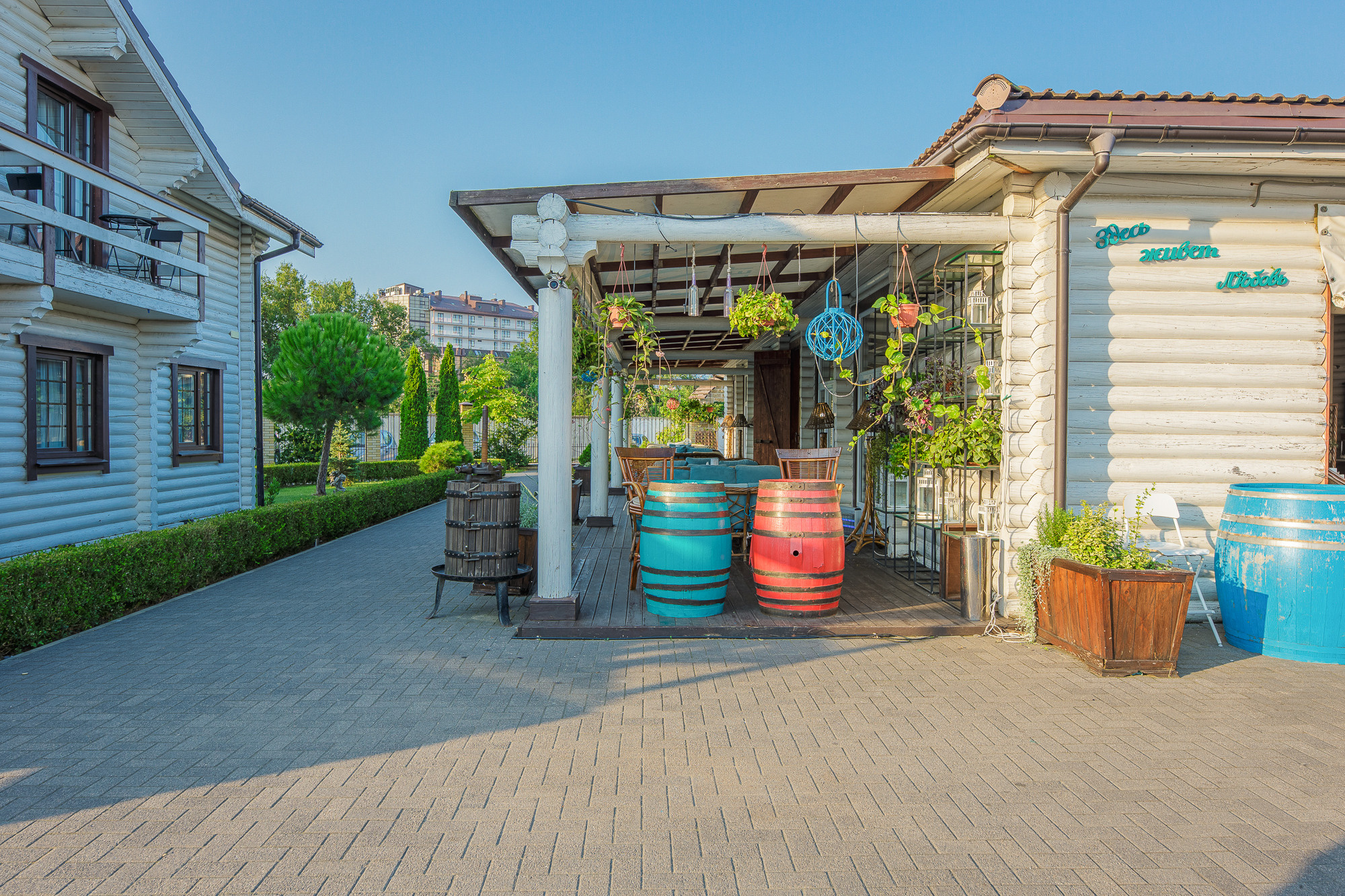 Renatphoto-Экстерьерная фотосъёмка территории отеля в Анапе. Профессиональная фотосъёмка интерьеров, предметная фотосессия еды для меню г. Анапа