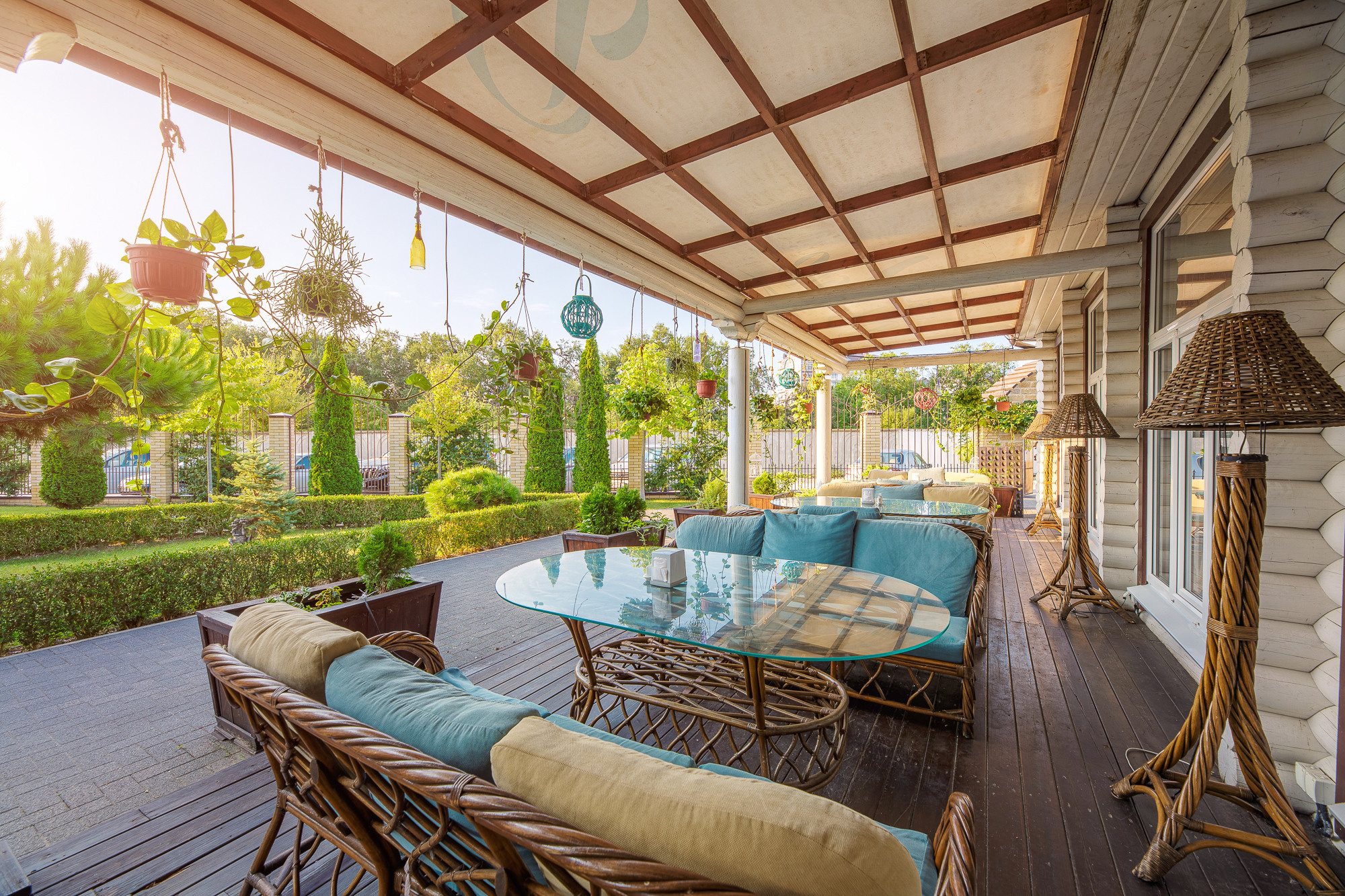 Renatphoto-Экстерьерная фотосъёмка территории отеля в Анапе. Профессиональная фотосъёмка интерьеров, предметная фотосессия еды для меню г. Анапа