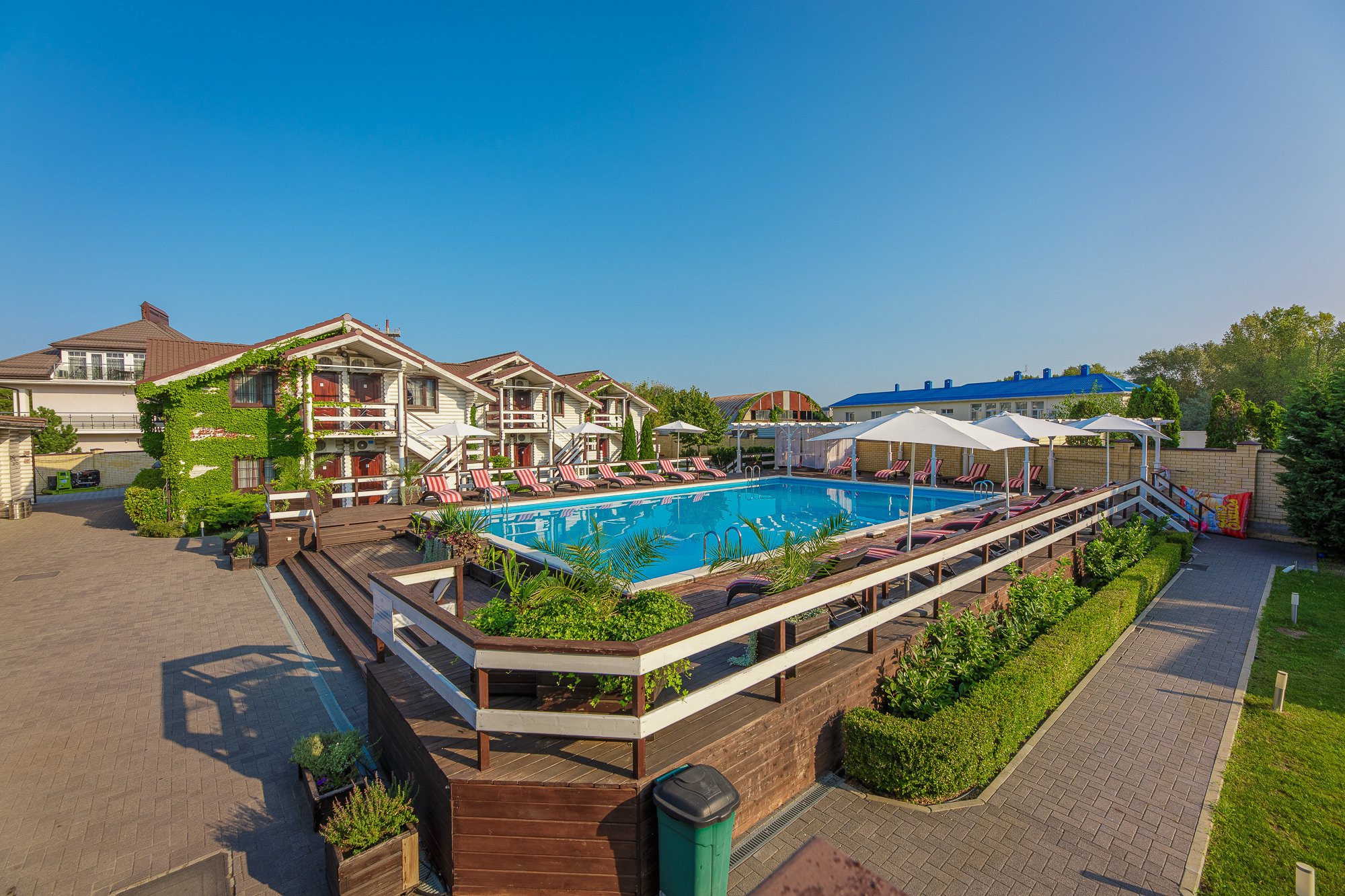 Renatphoto-Экстерьерная фотосъёмка территории отеля в Анапе. Профессиональная фотосъёмка интерьеров, предметная фотосессия еды для меню г. Анапа