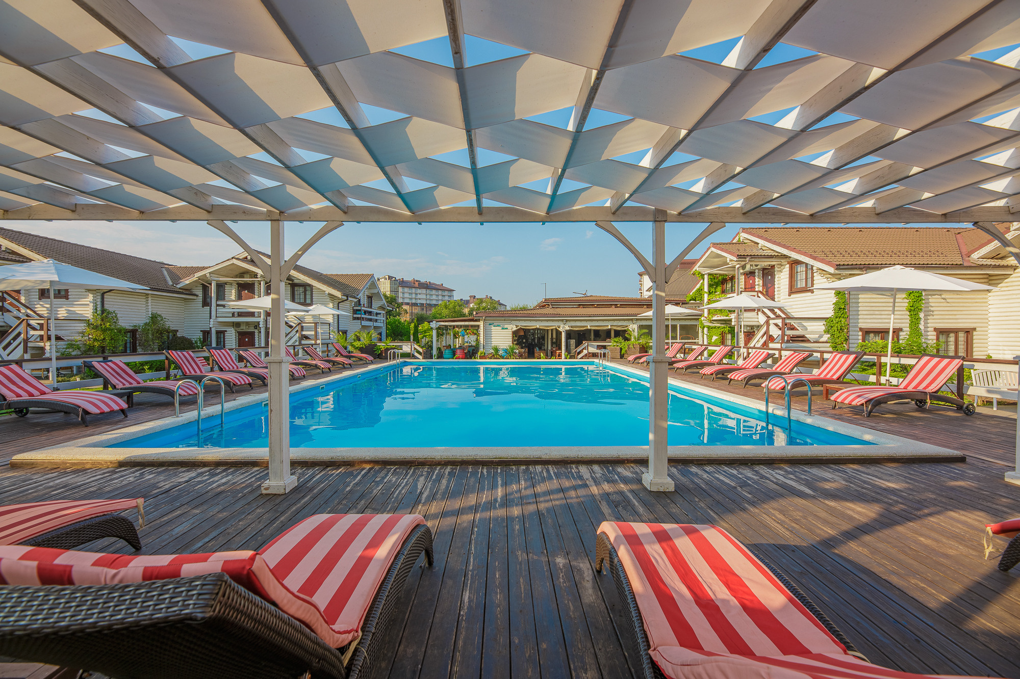 Renatphoto-Экстерьерная фотосъёмка территории отеля в Анапе. Профессиональная фотосъёмка интерьеров, предметная фотосессия еды для меню г. Анапа