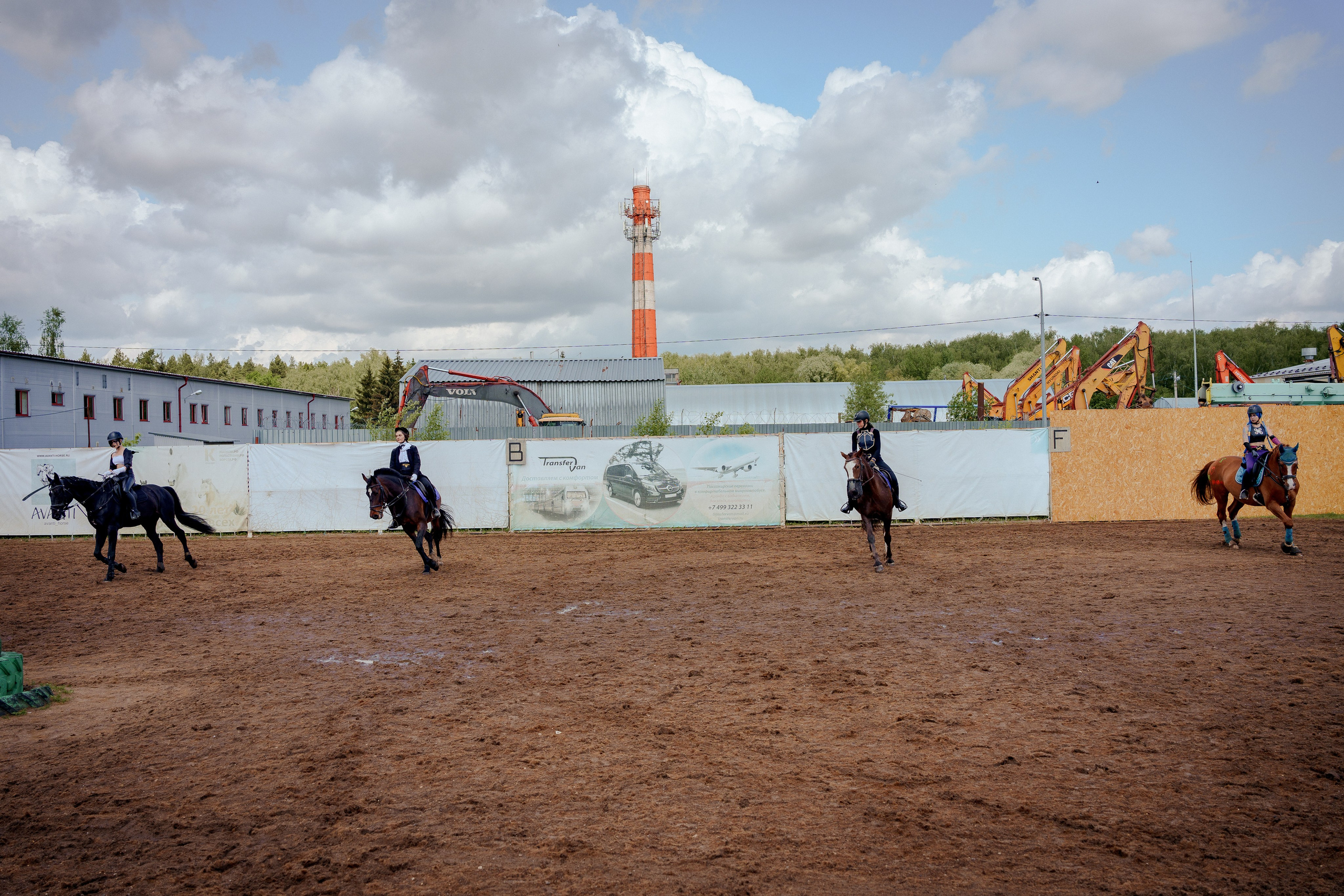 Конный клуб Горки. Портретный и семейный фотограф в Москве/Видное