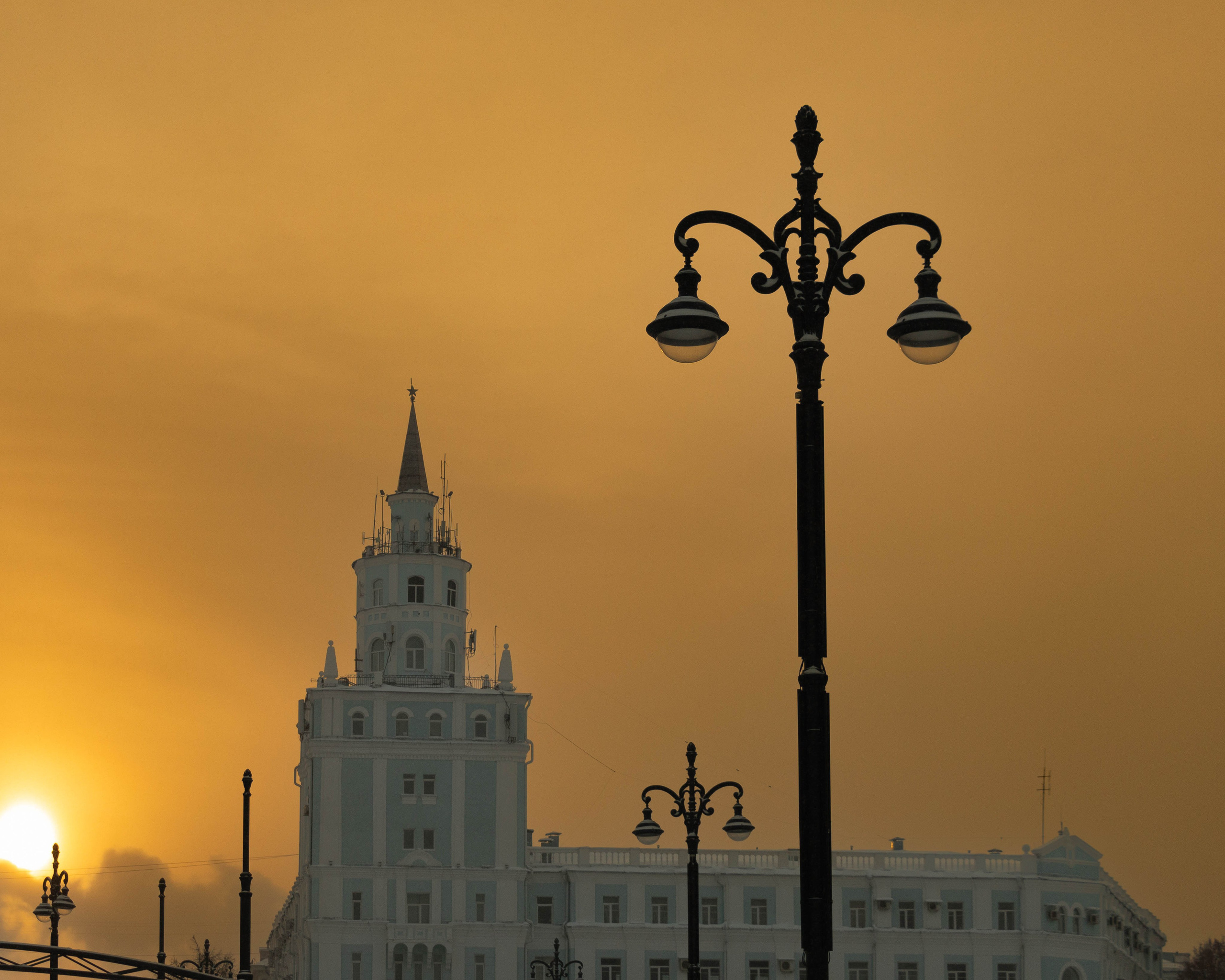 "Башня смерти" в Перми на фоне зимнего закатного неба