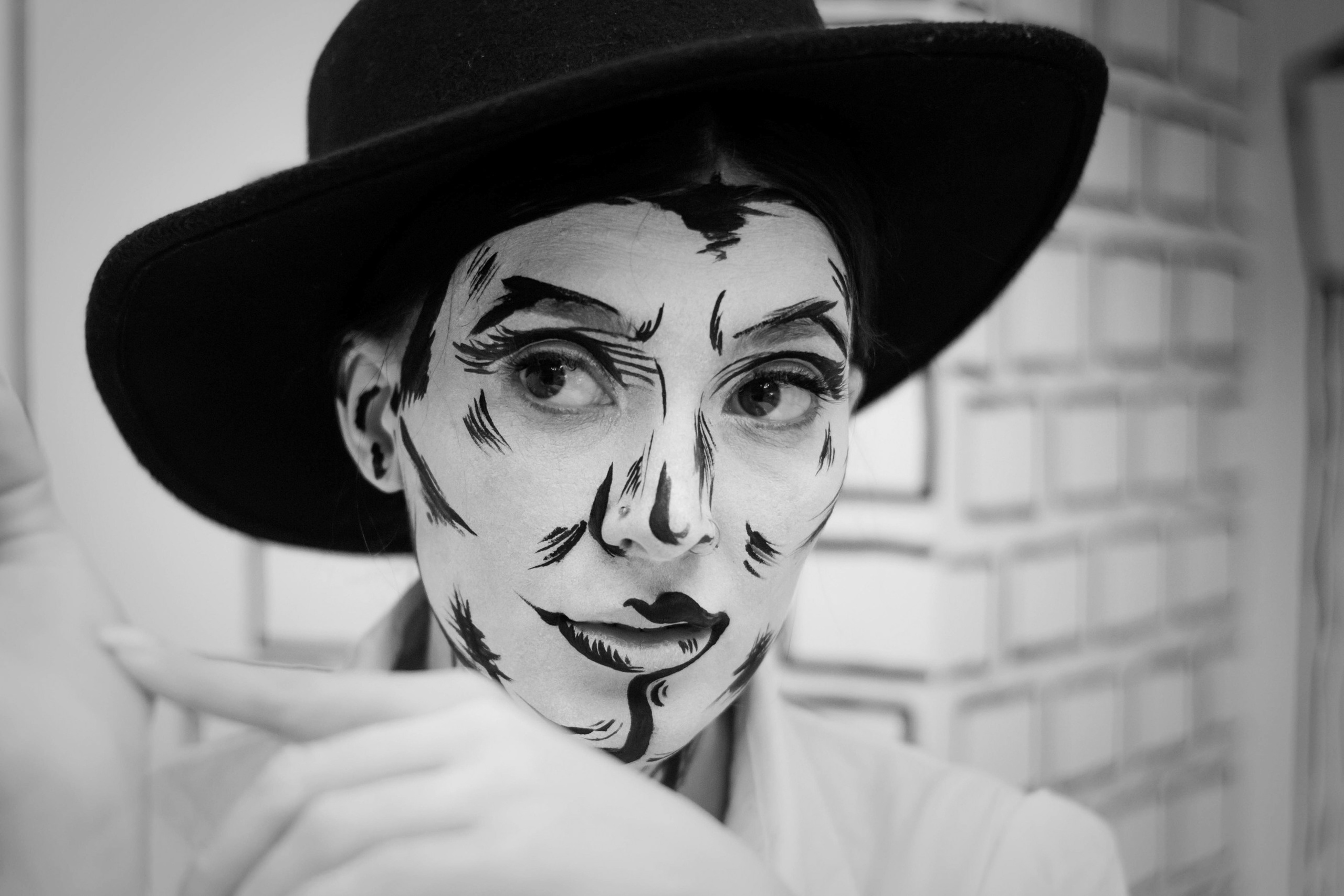 Черно-белое кафе