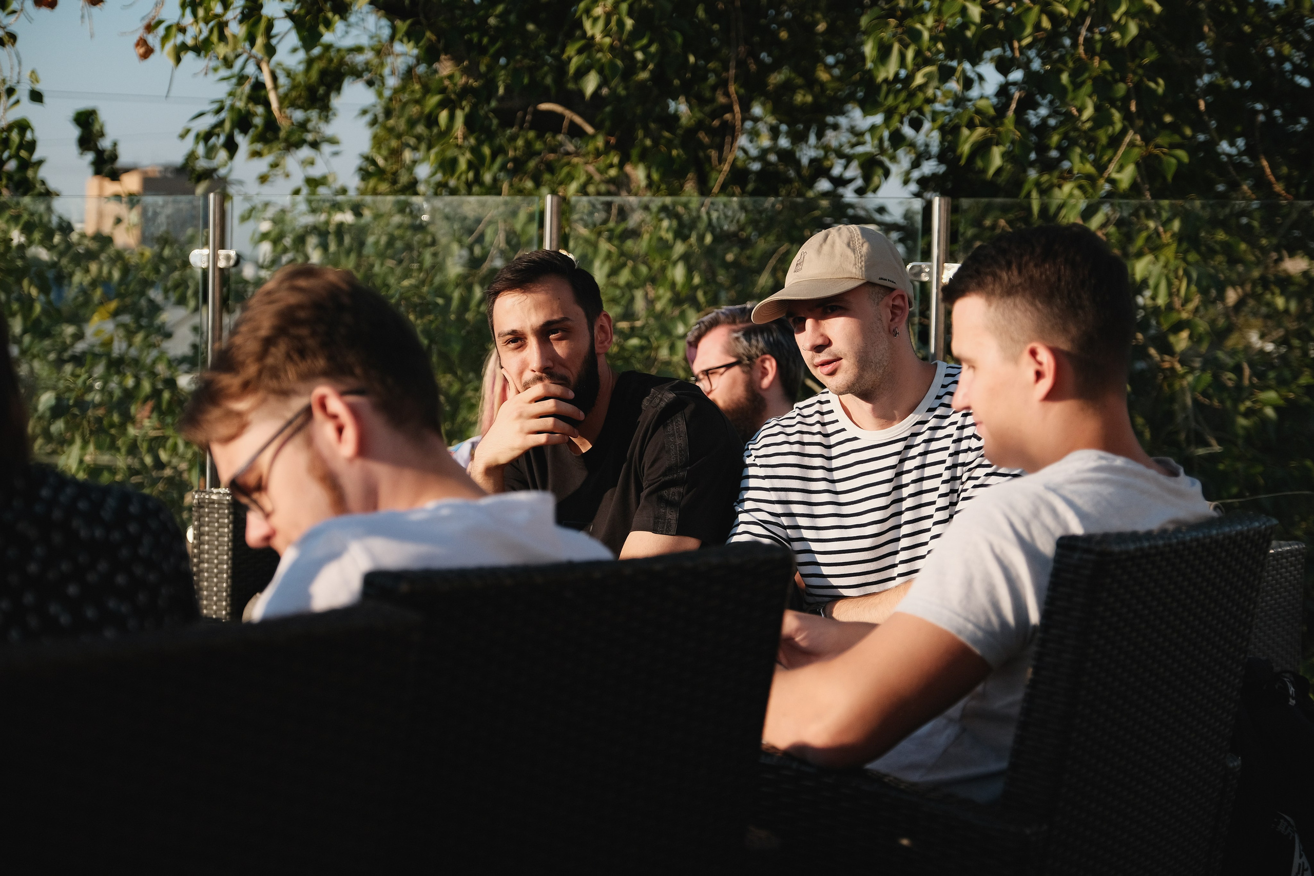 Общение людей на вечеринке.