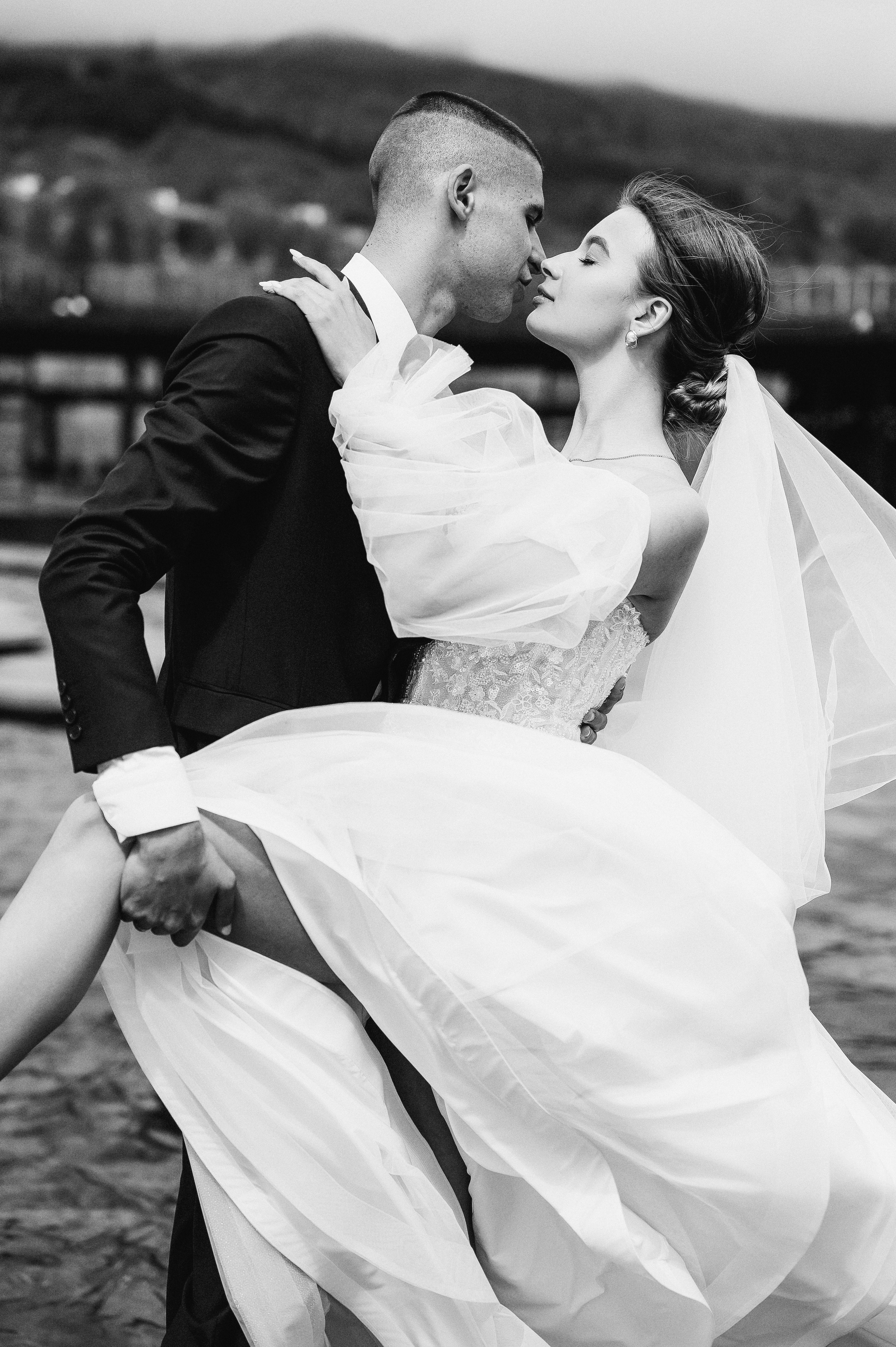 Свадебное утро и прогулка красивой яркой пары. Свадебный и семейный фотограф в Симферополе Дарья Маркова