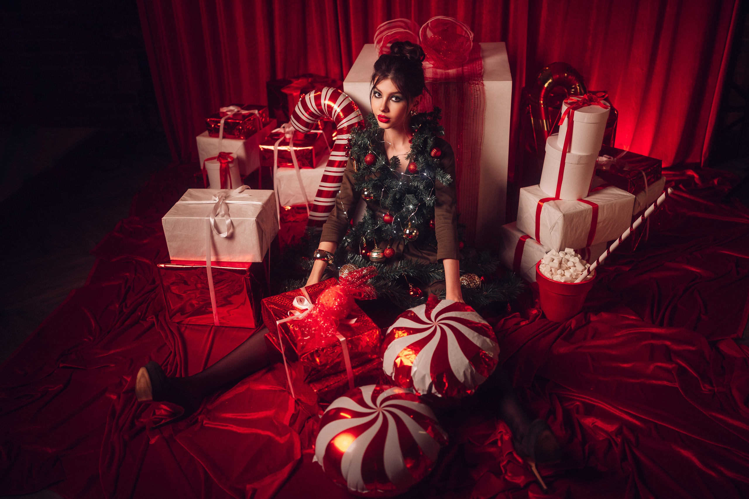 девушка как кукла с подарками