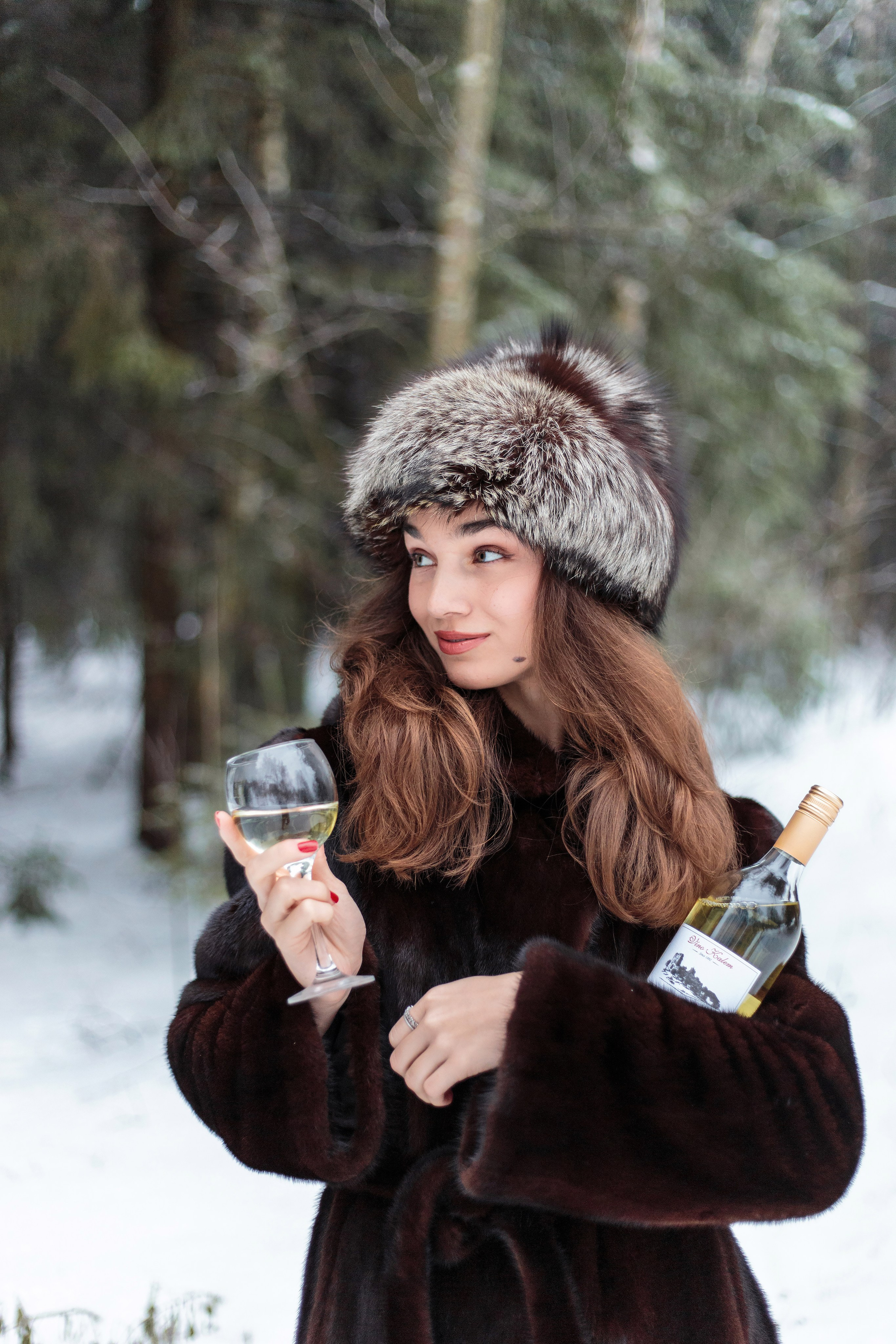 Фотография девушки в меховой шапке