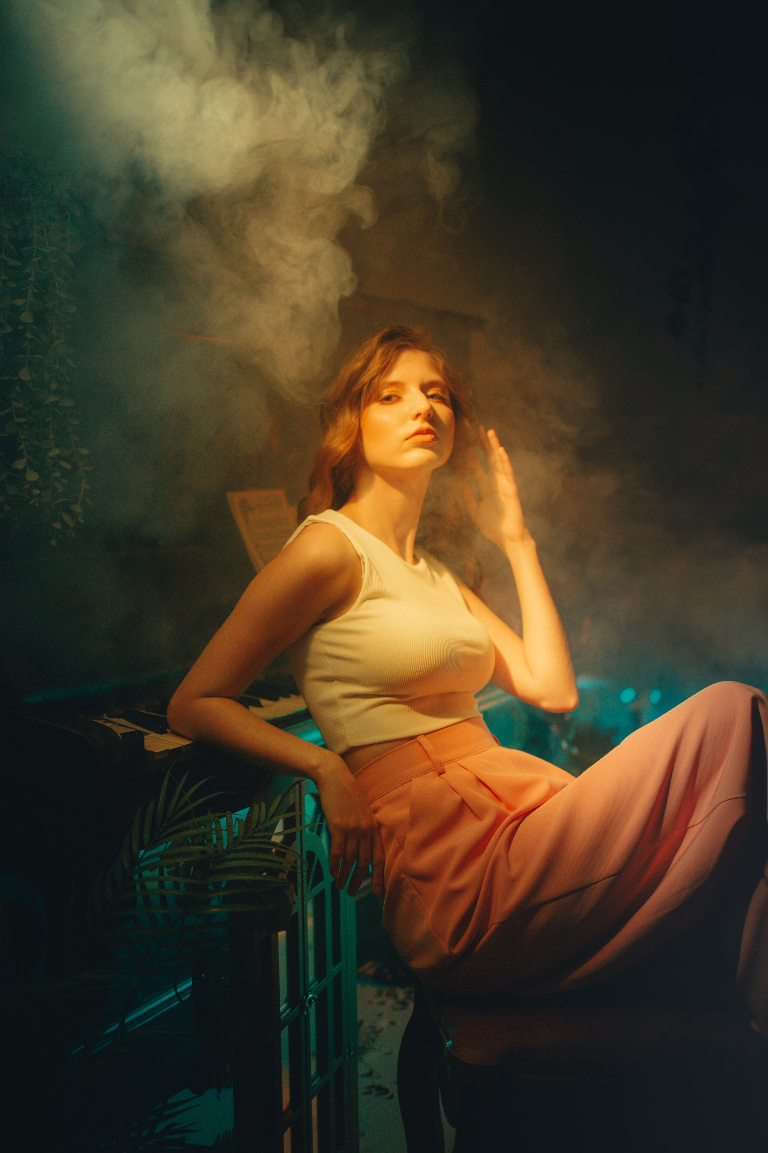 Фотосессия девушки в цветном свете. Выпускные альбомы в Серпухове