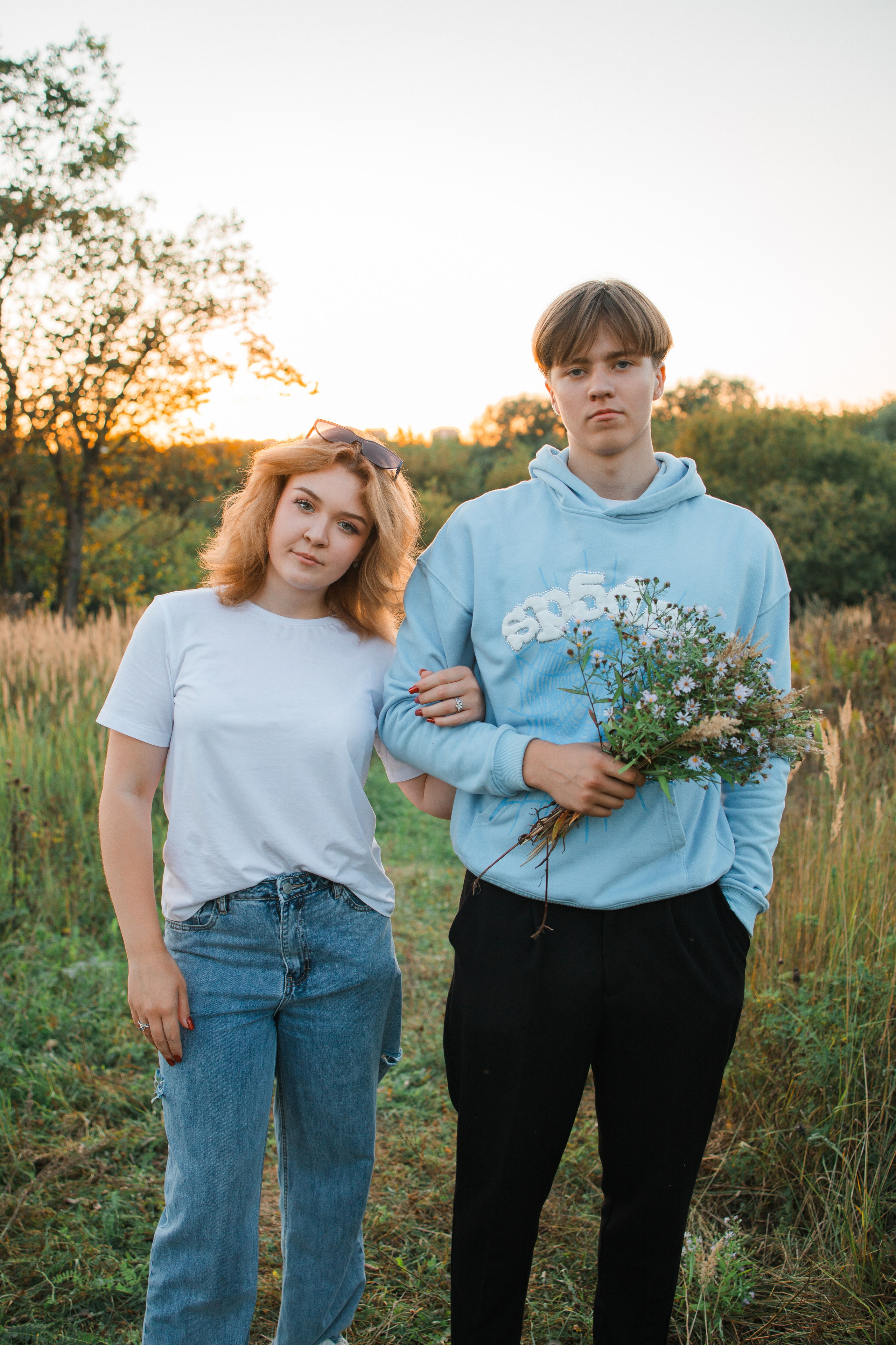 Прогулочная фотосессия на выпускной альбом с 11 классом в Серпухове. Выпускные альбомы в Серпухове