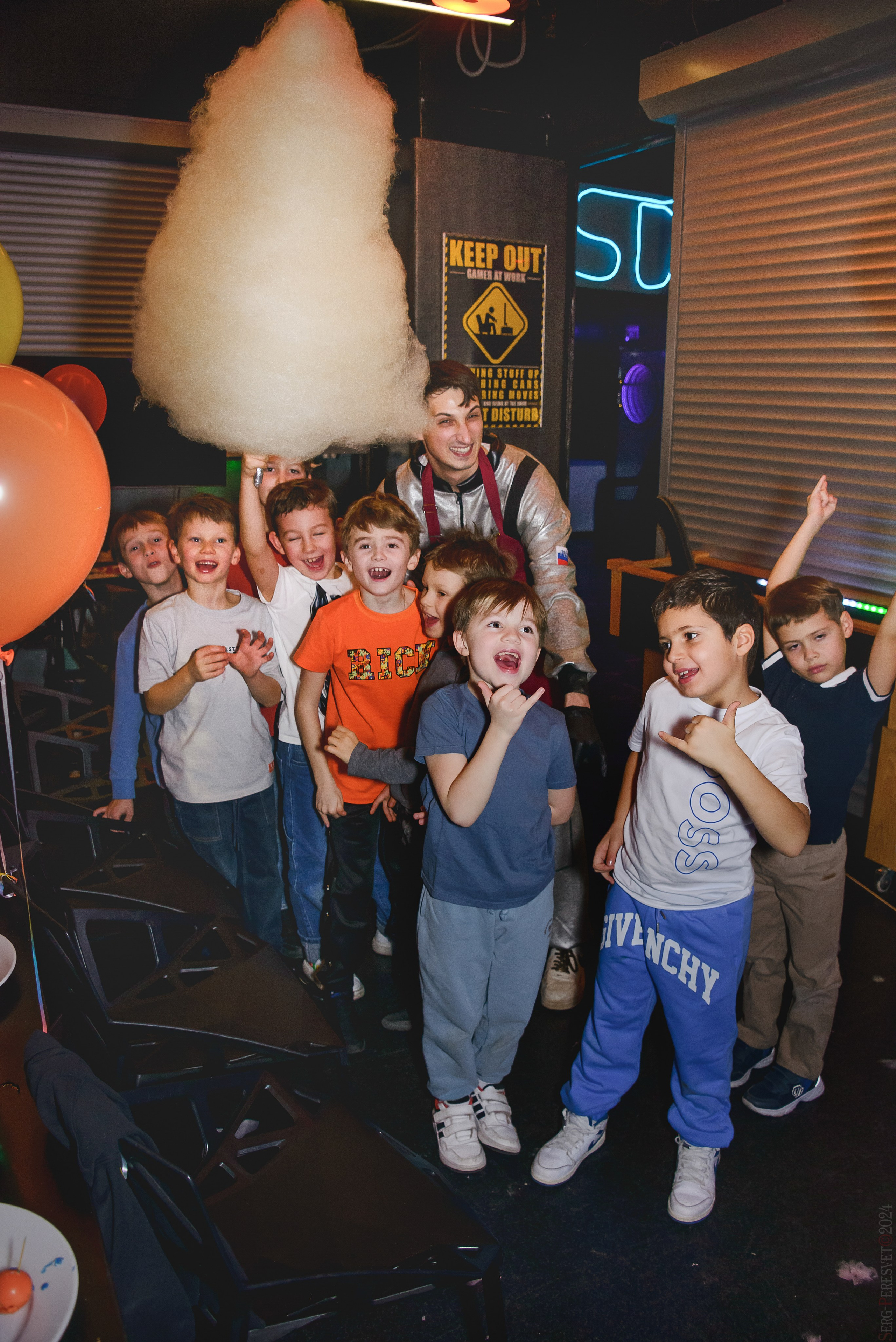 День рождения — шоу 2024-25: мафия, сахарная вата, бумажная дискотека, пиньята, зеркальный лабиринт. Ваш фотограф на праздник в Москве, Раменском, Жуковском, Люберцах