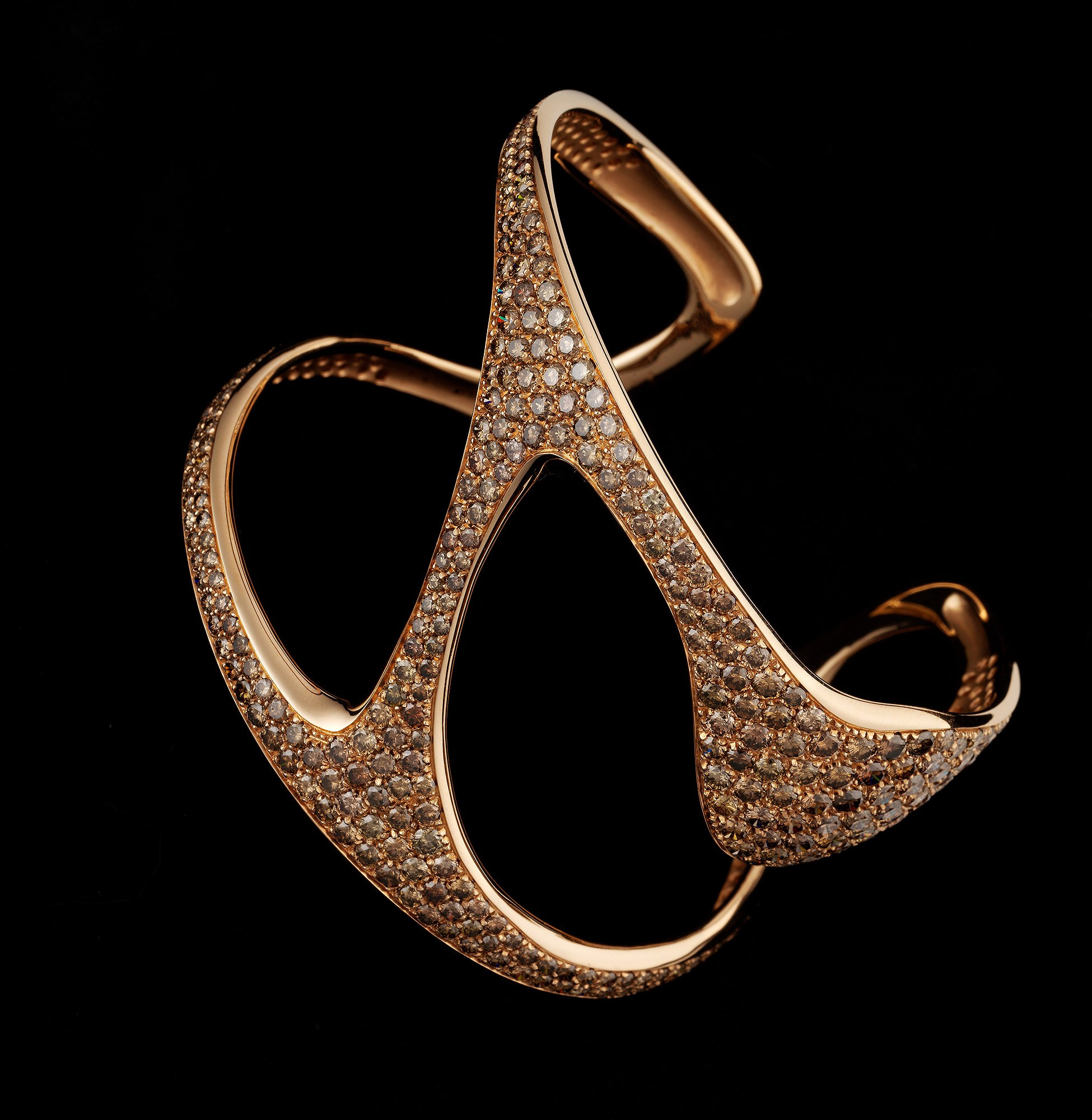 Ювелирные изделия. Предметная фотосъемка антиквариата, ювелирных украшений, камнерезных изделий, картин, предметов искусства и коллекционных предметов