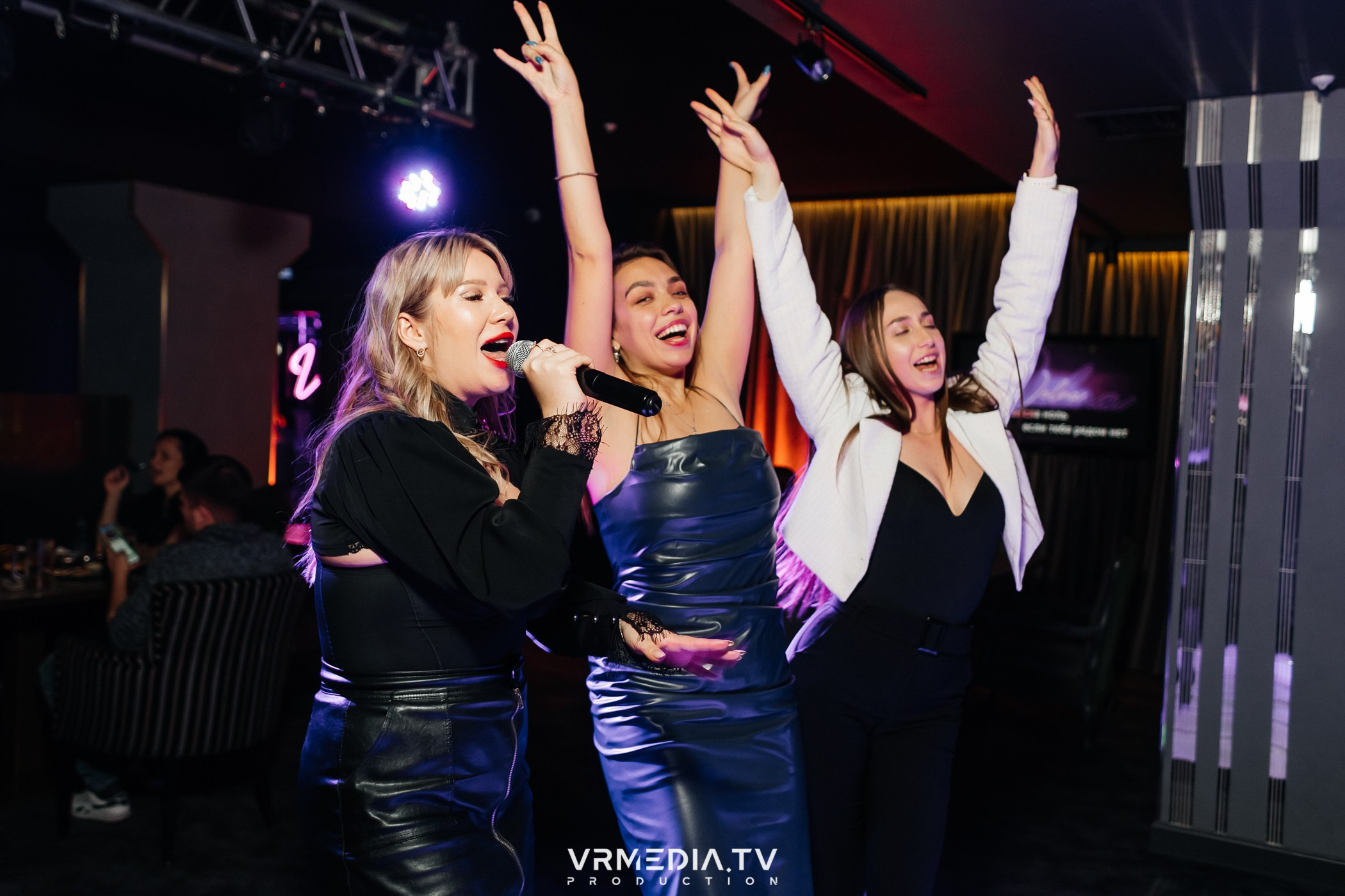 POP-STAR PARTY в караоке-баре «Volna»