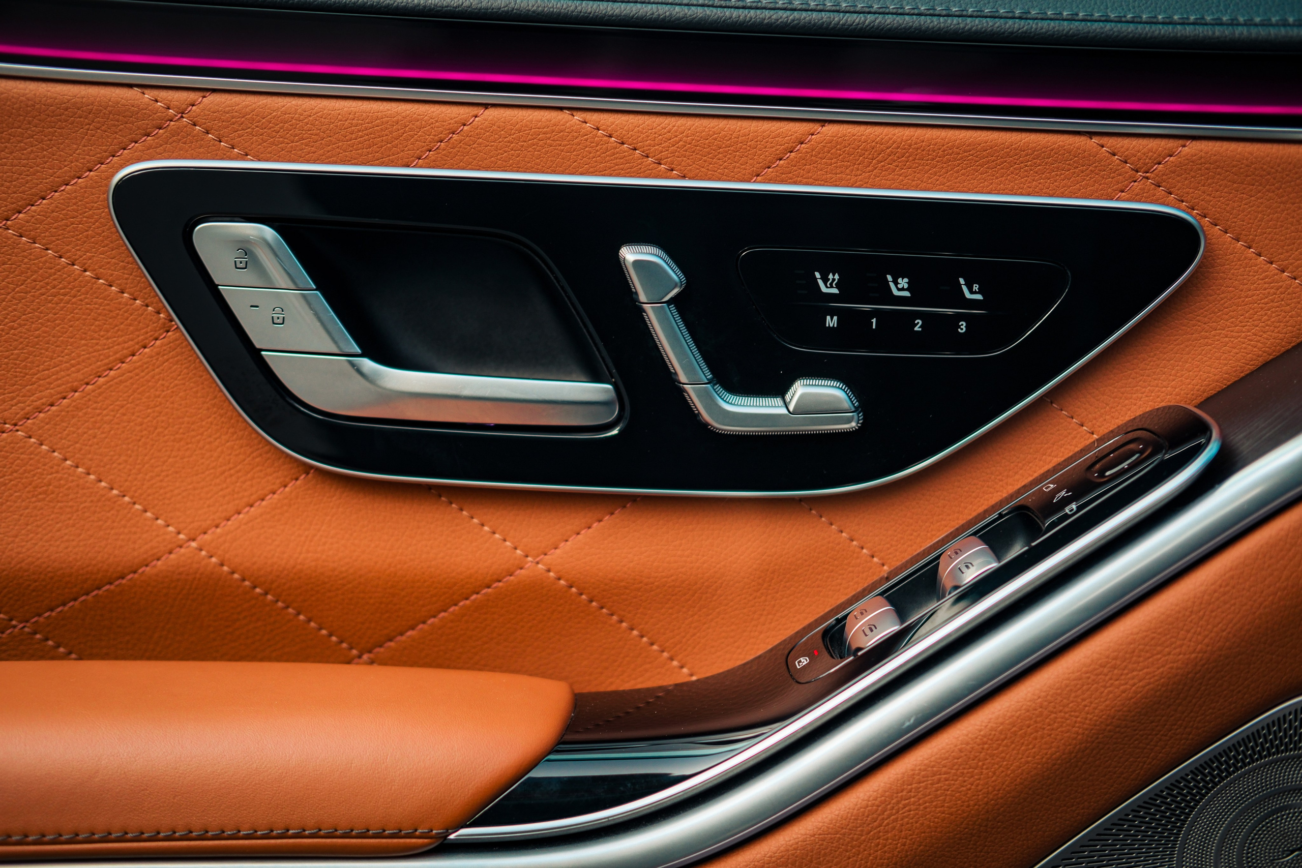 Профессиональная фотосессия Mercedes-Benz S-класс в&nbsp;Новосибирске. Автомобильный фотограф Чанчин Владимир: детальные снимки кузова, интерьера и&nbsp;динамики. Съемка автомобиля для продажи