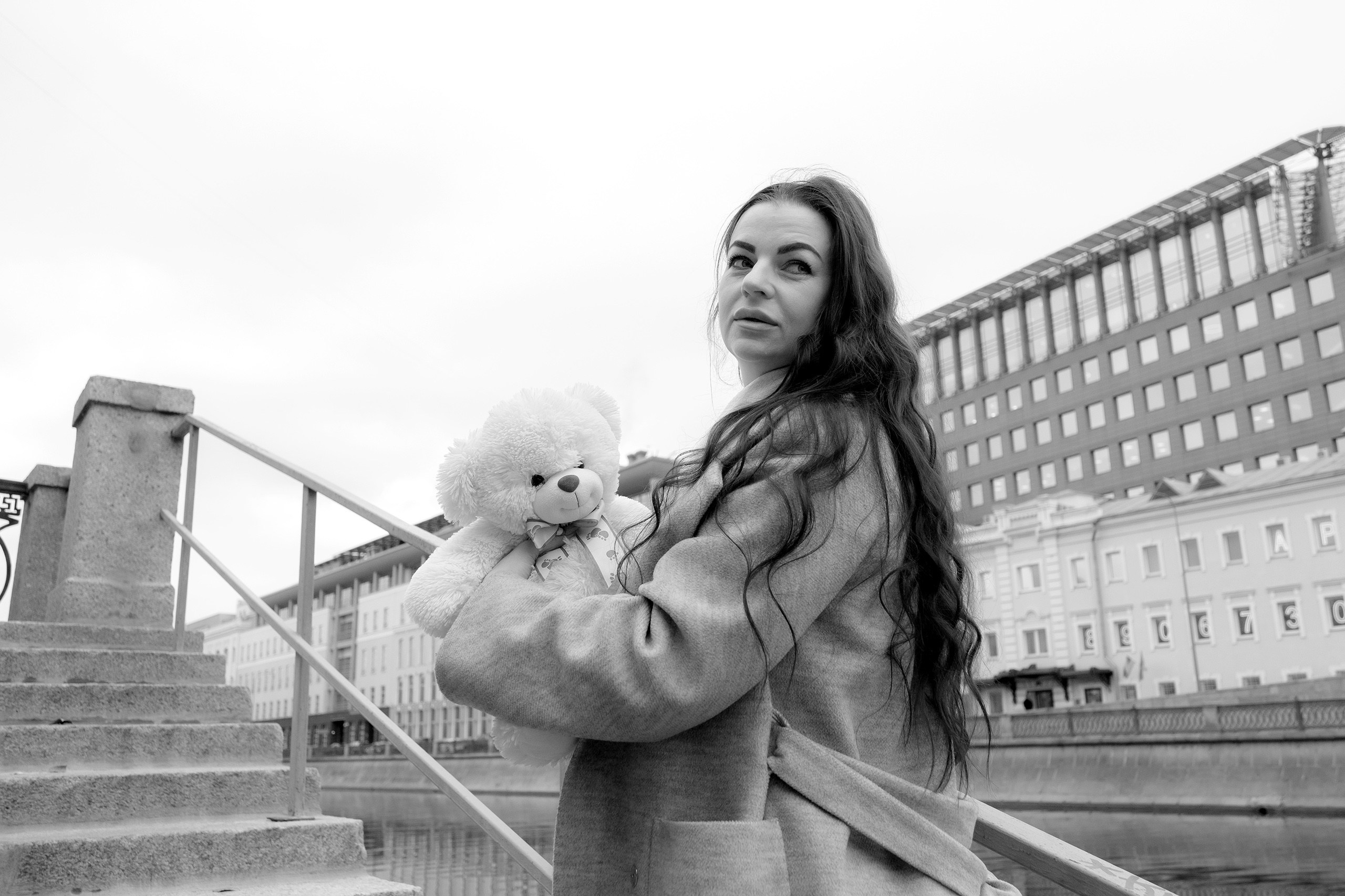 Фотосессия с игрушкой. Плюшевый медведь. Женская фотосессия, прогулка по городу.Фотосессия в Москве. Девушка с игрушкой