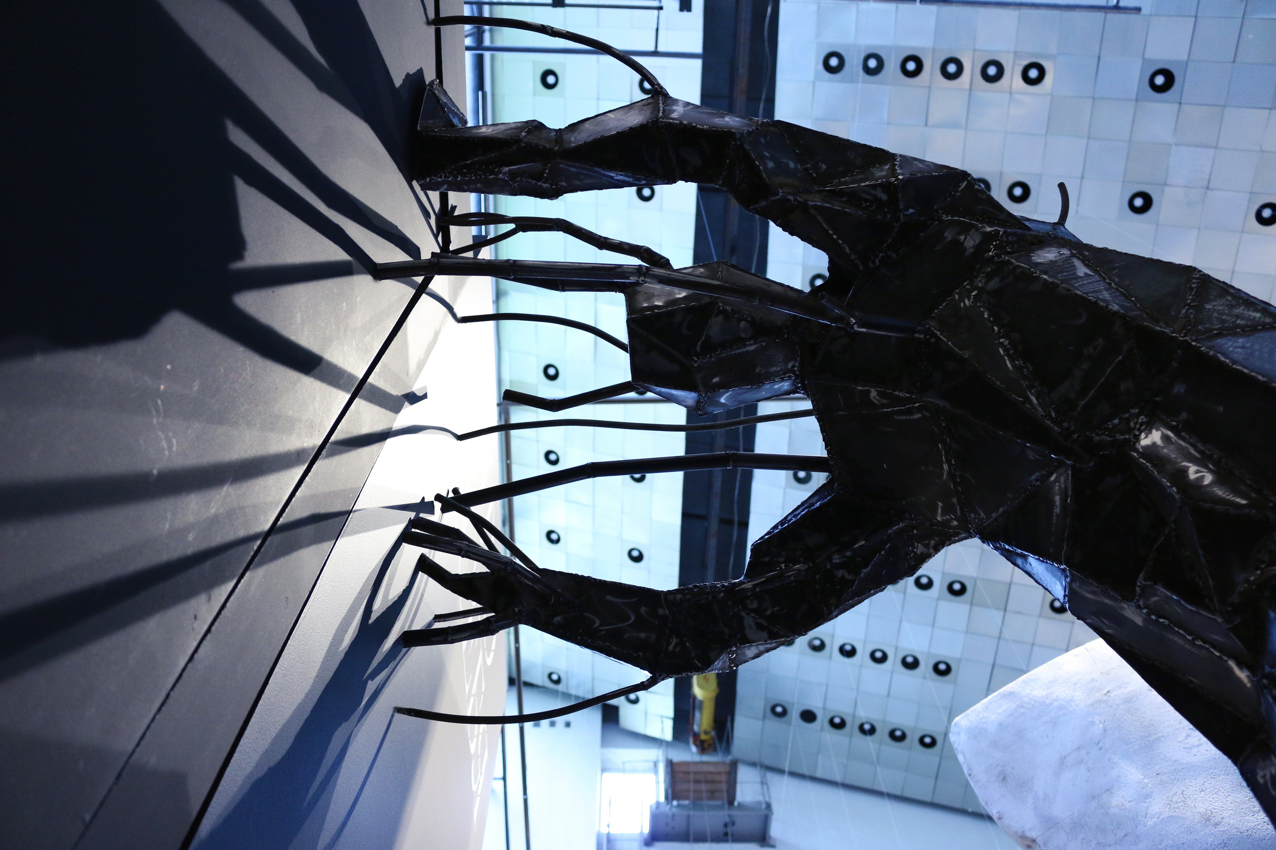 Толкающий стену / СПб/Аптекарская набережная18/2020. Художник — скульптор Антонина Фатхуллина