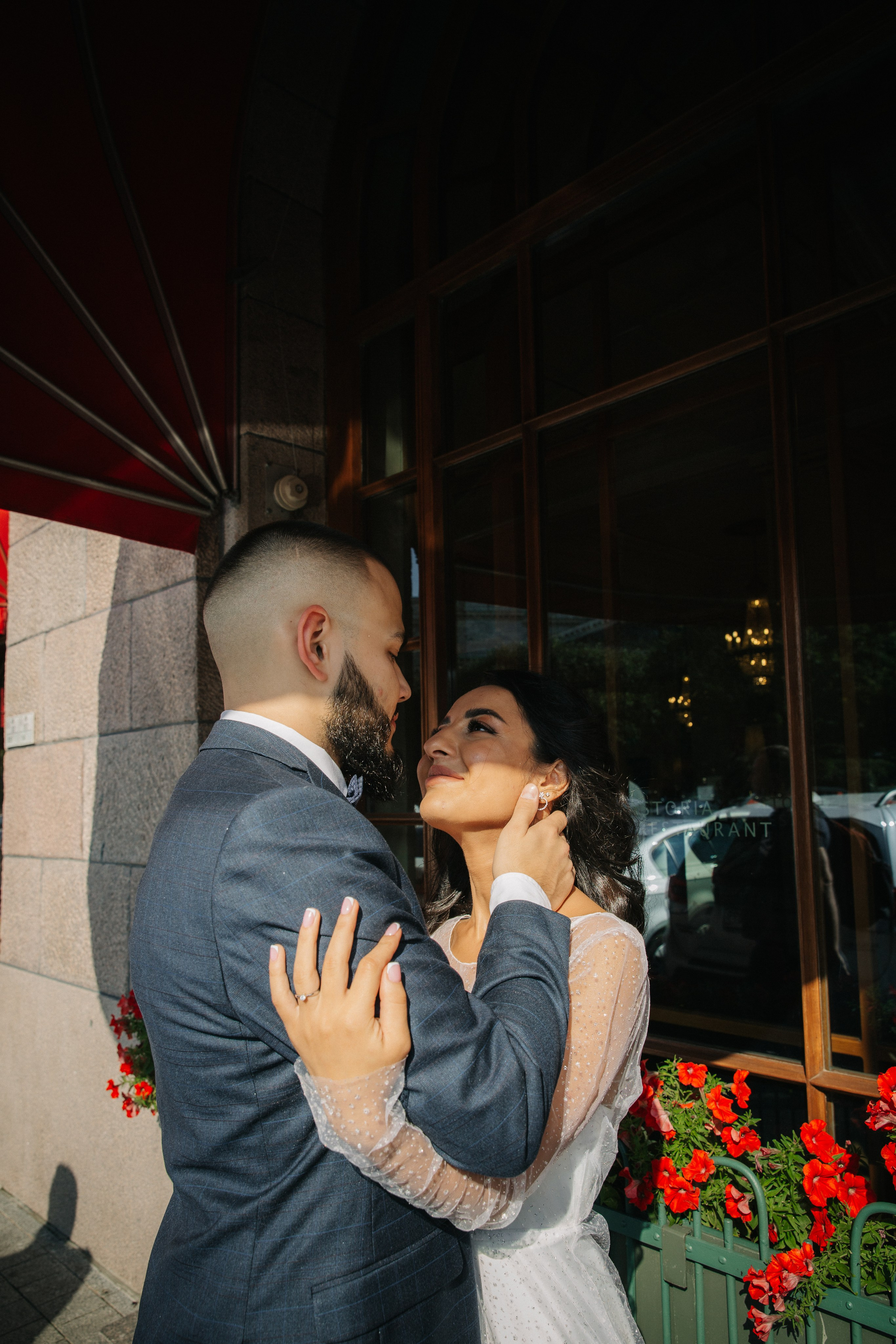 ВЫБОРГСКИЙ ЗАГС | июль, центр. Свадебный фотограф в Санкт-Петербурге Полина Корзухина