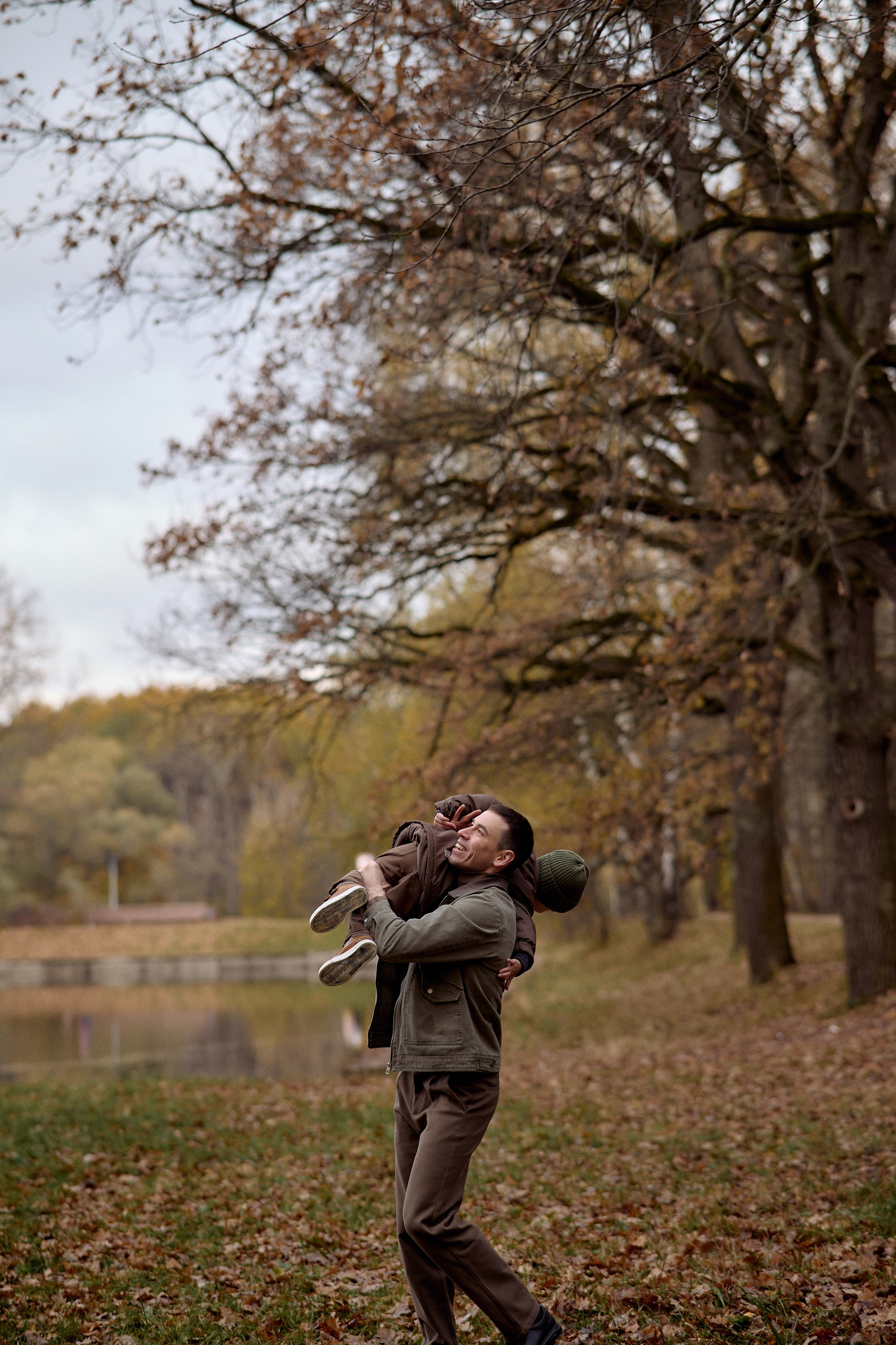 Вова, Юля и Максим в осеннем парке. Семейный и свадебный lifestyle-фотограф в Москве Мария Петрова