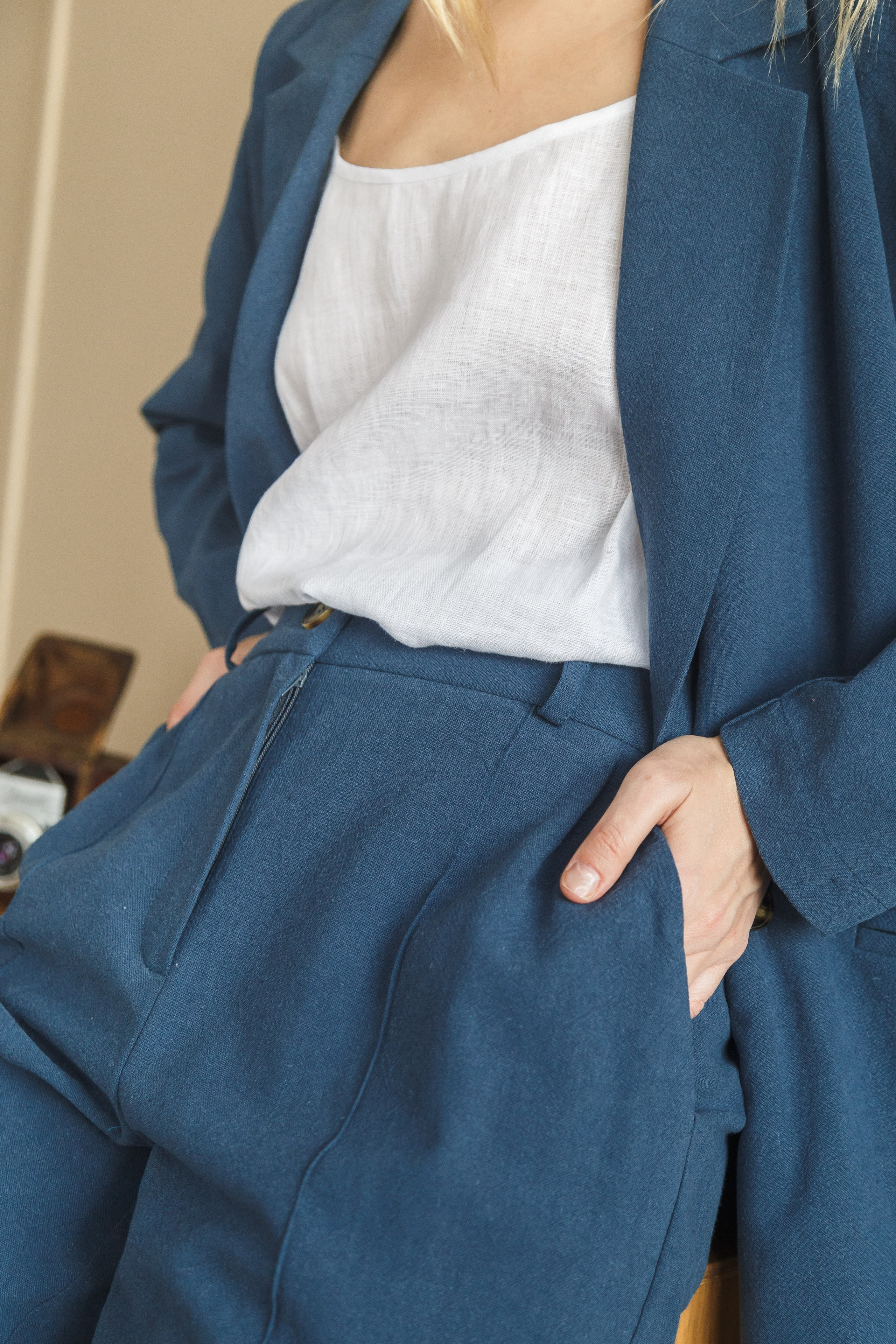 Девушка в голубом льняном костюме в фотостудии на предметной съёмке для маркетплейсов, крупный план в Кирове