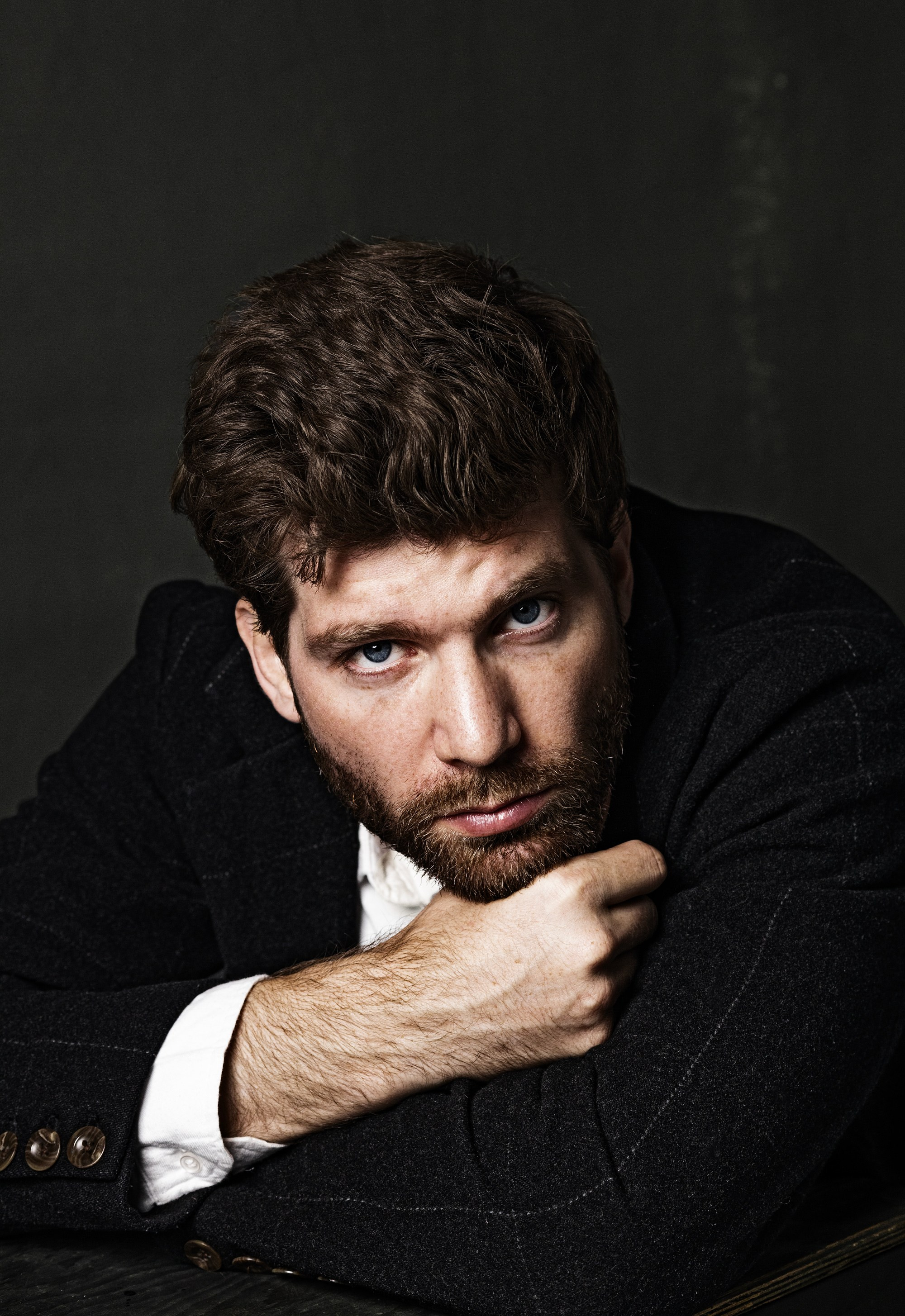 Мужской портрет в классическом стиле, имиджевый портрет, студийный мужской портрет.