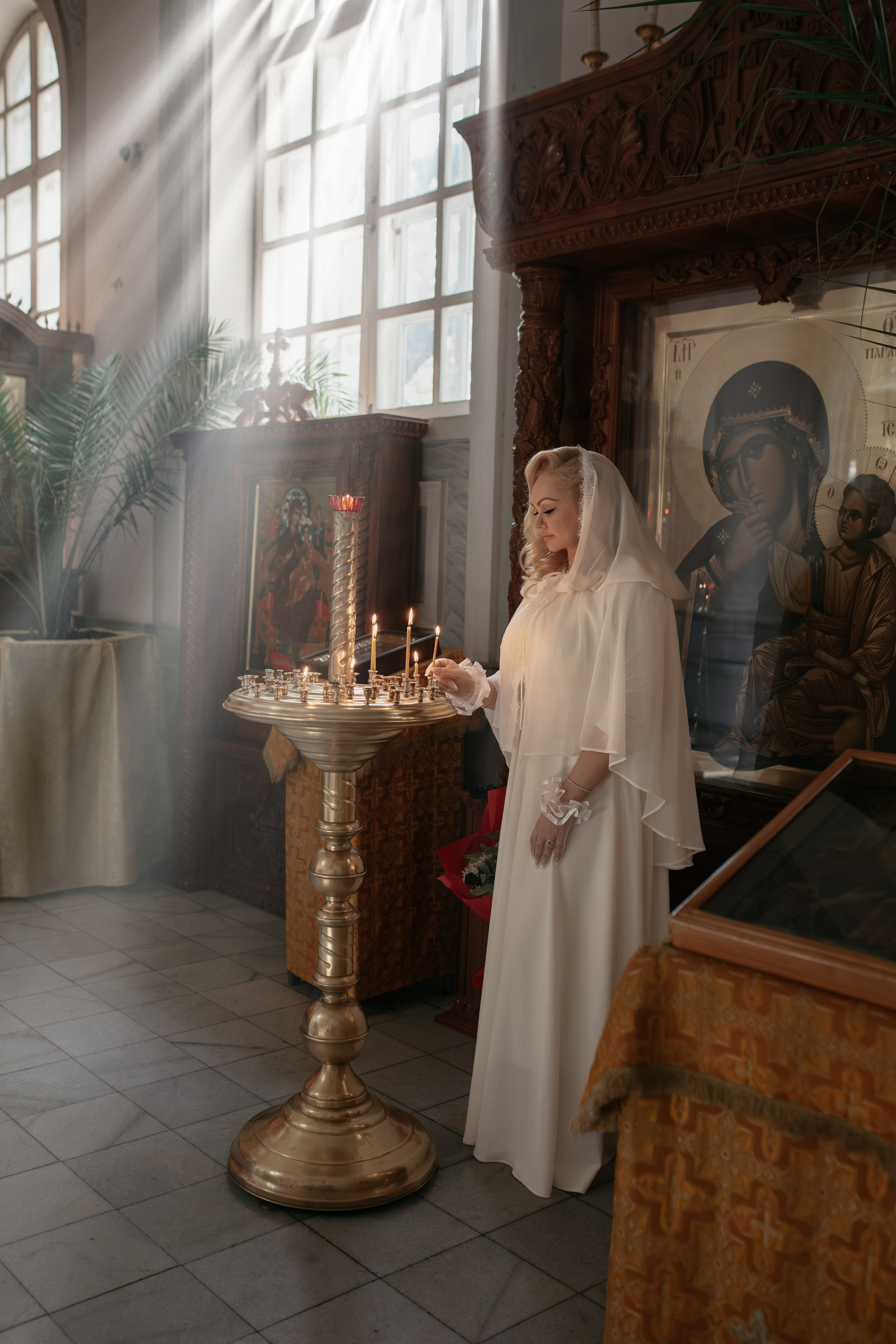невеста в Трехсвятительском приделе Успенского кафедрального собора Ташкента
