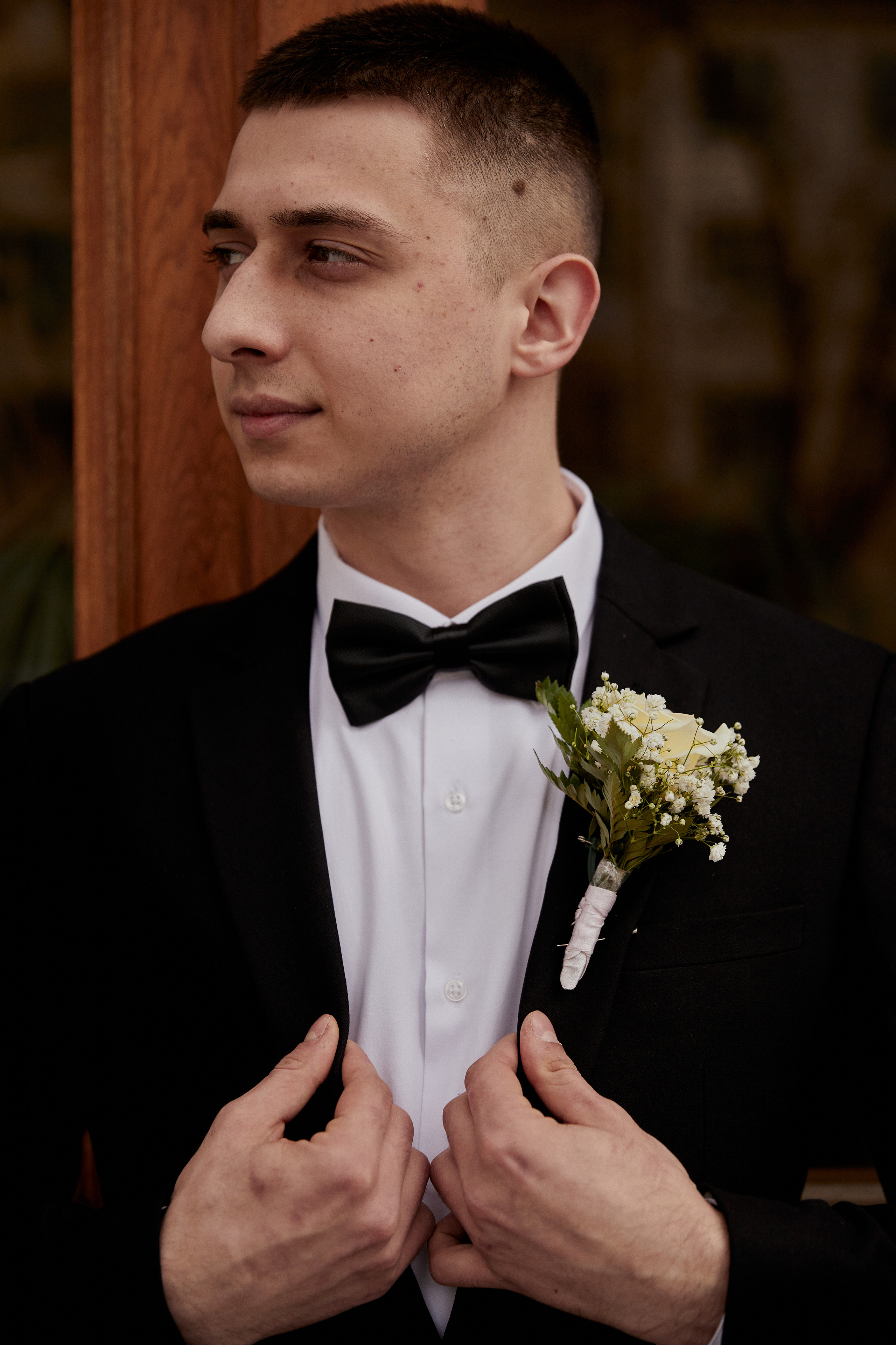 Жених поправляет пиджак 