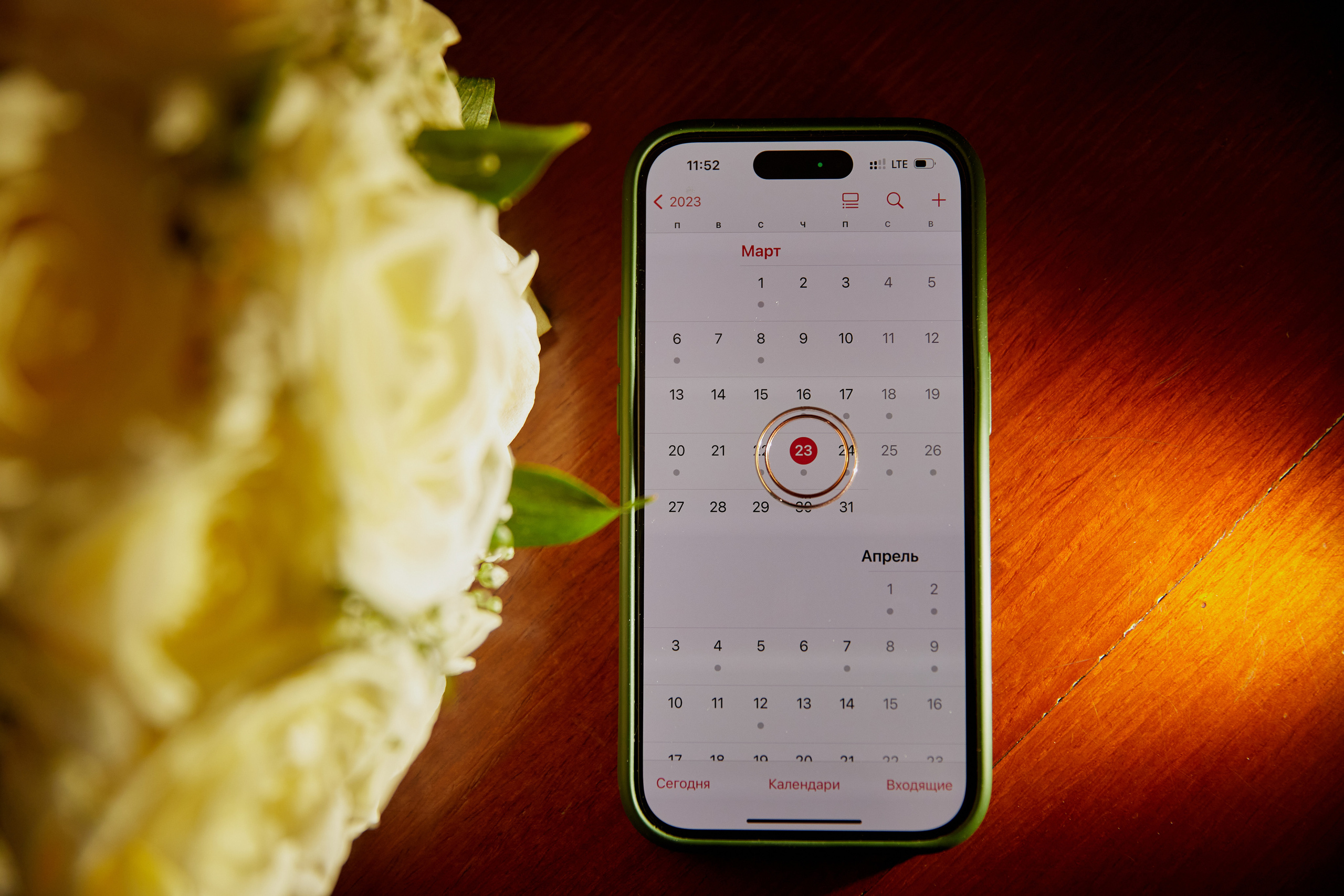 Свадебная дата на телефоне выделена кольцами молодоженов