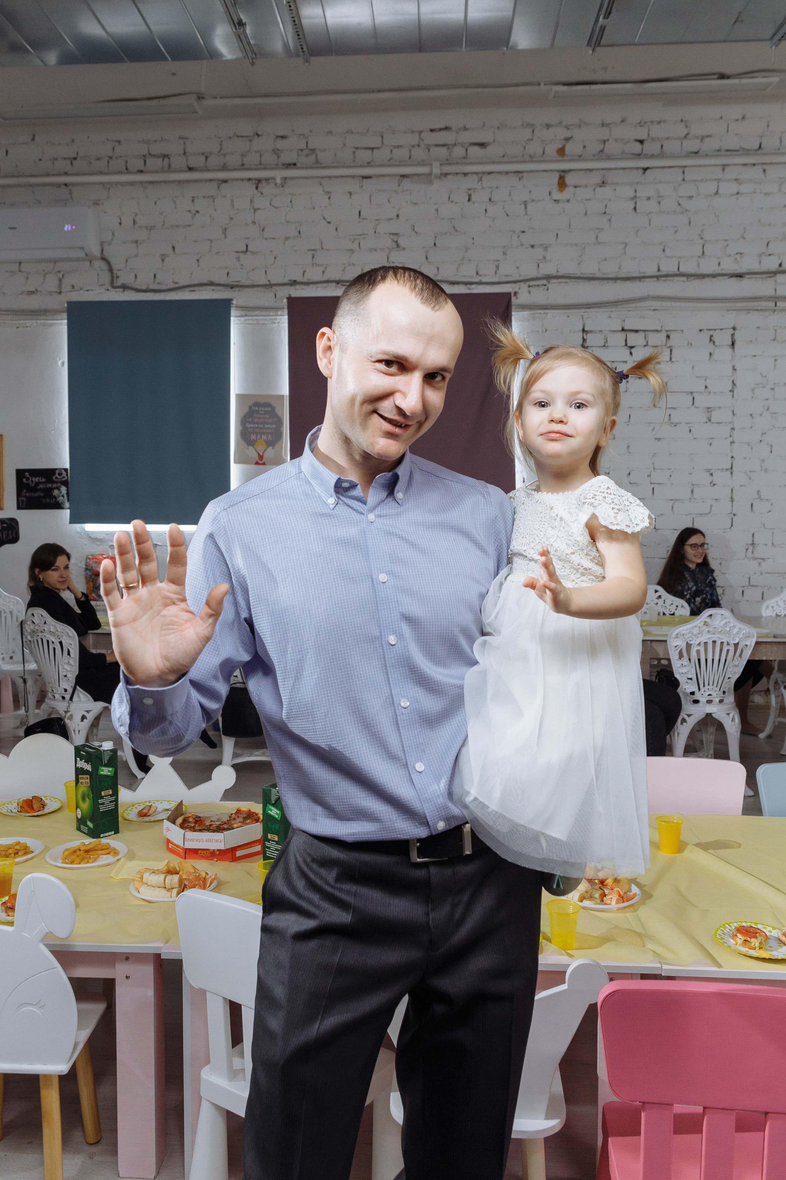 Олеся празднует свое 6 летие в компании Алисы, Чеширского кота и друзей. Событийный фотограф Максим Бескоровайновнов