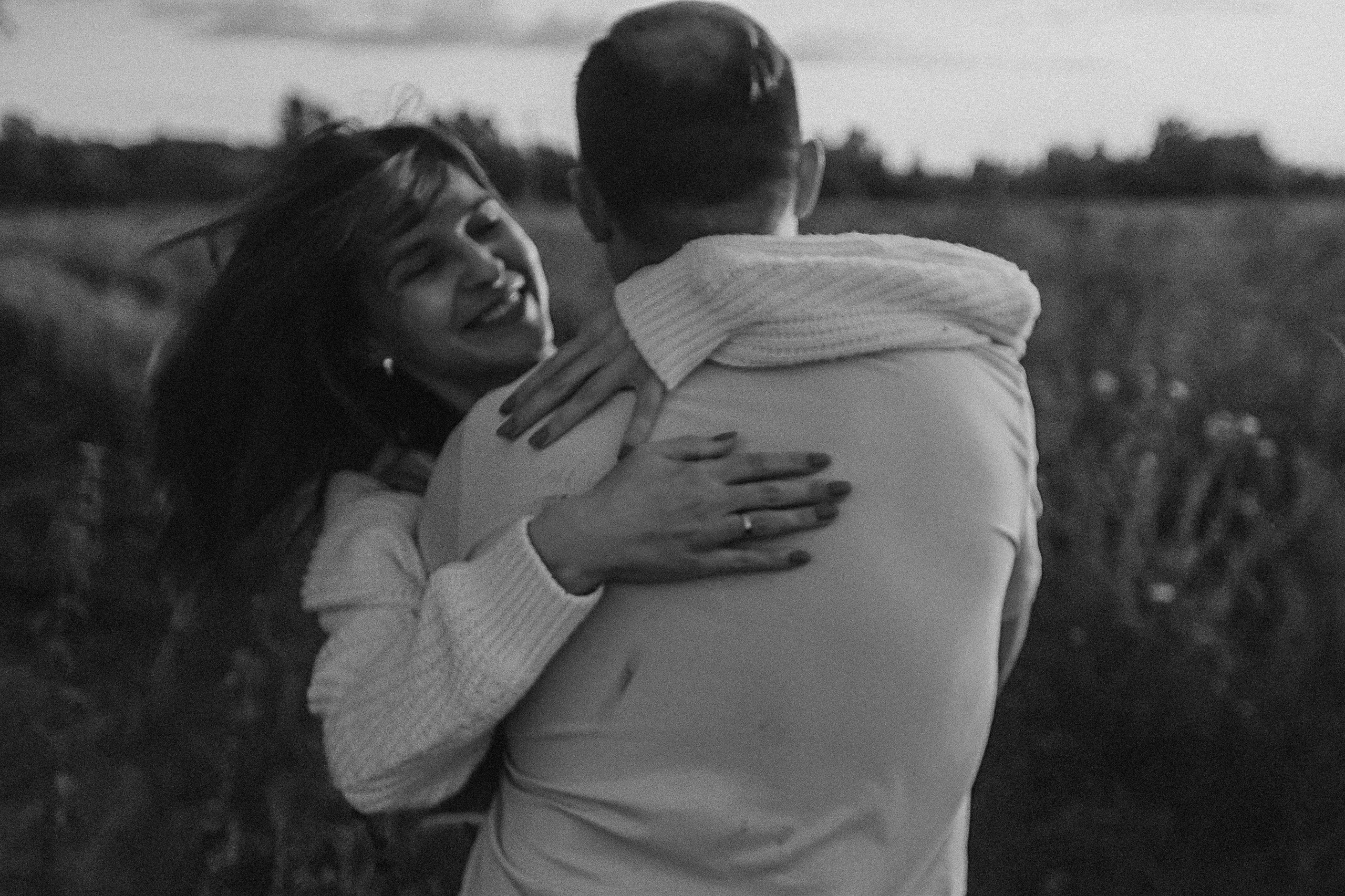 Поле love story на закате. Семейный фотограф Тюмень, фотограф на роды Салмина Мария