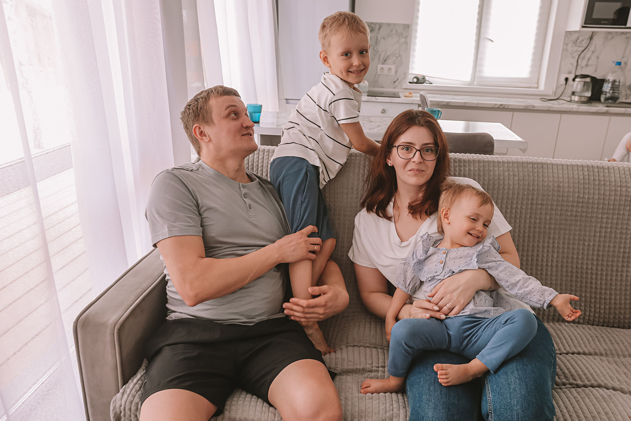 Семейная в домике (репортаж). Семейный фотограф Тюмень, фотограф на роды Салмина Мария