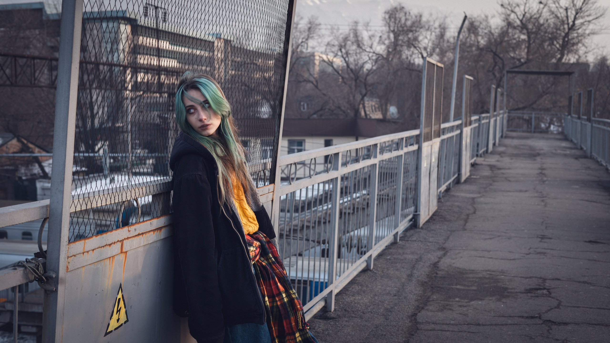 Портрет девушки на железнодорожном мосту с видом на пути