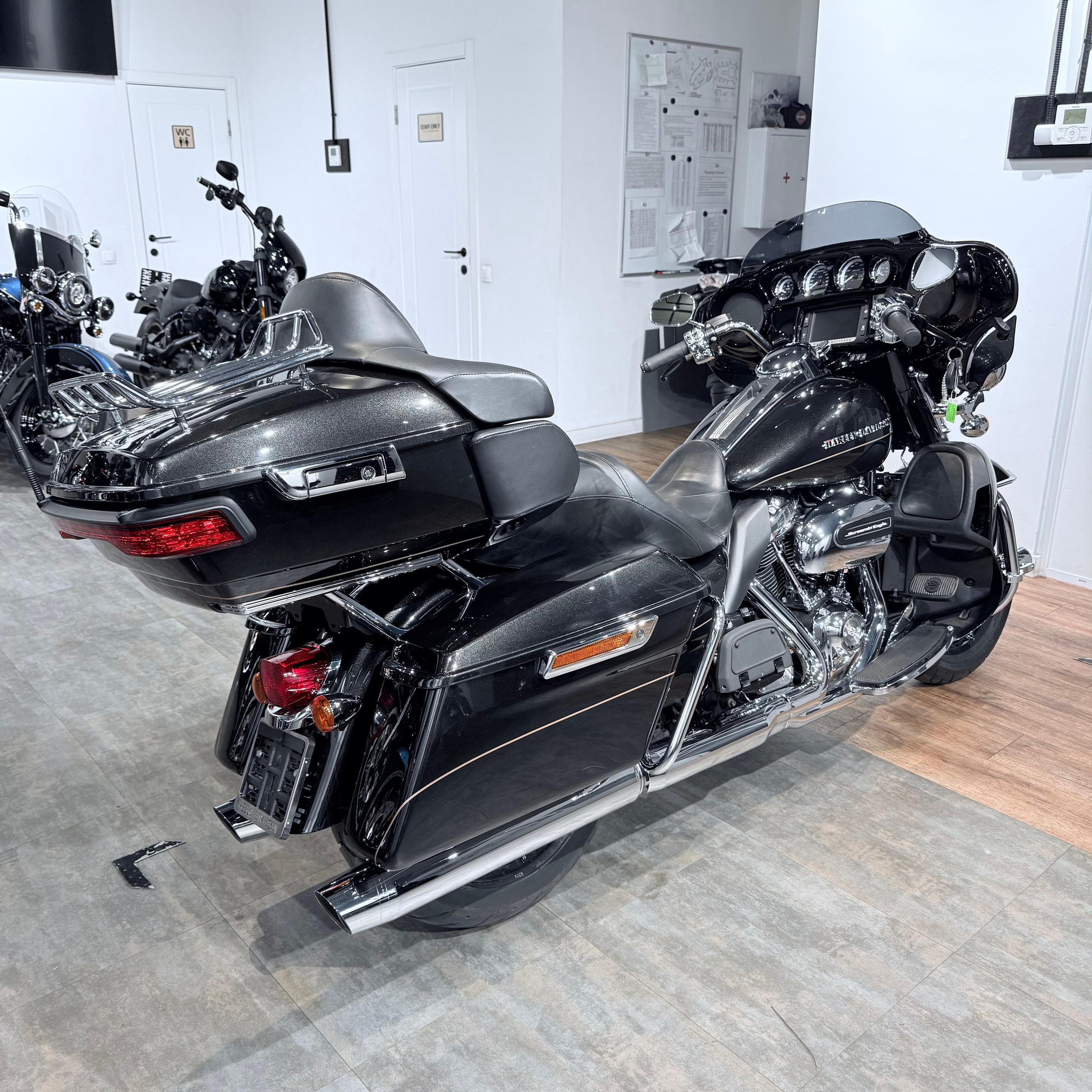 Купить Harley-Davidson 2017 Electra Glide Limited (Black Tempest) (Touring) — подробнее на сайте. Hello Davidson, Москва. Только хорошие мотоциклы…