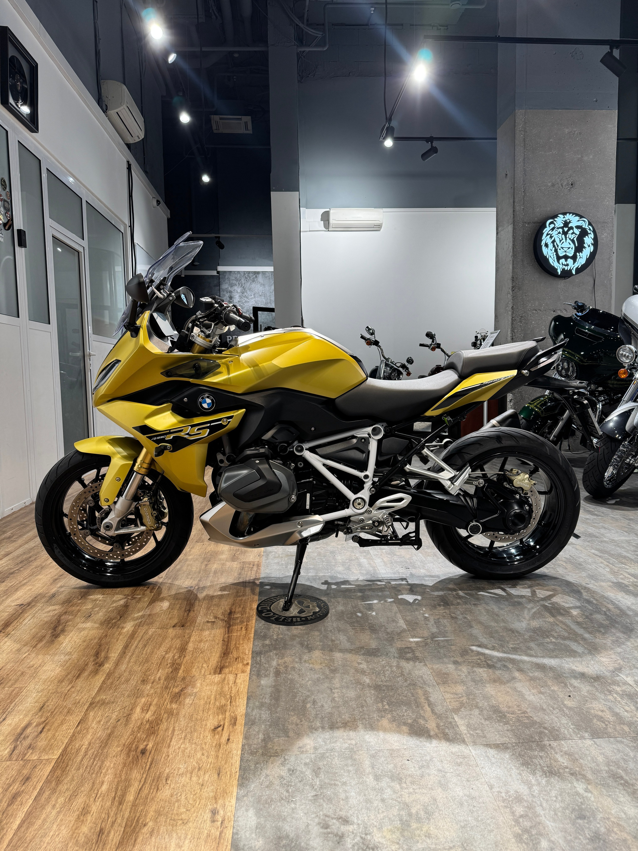 Мотоциклы 2019 R1250RS (Austin Yellow)  — купить мотоцикл. Hello Davidson, Москва. Только хорошие мотоциклы…