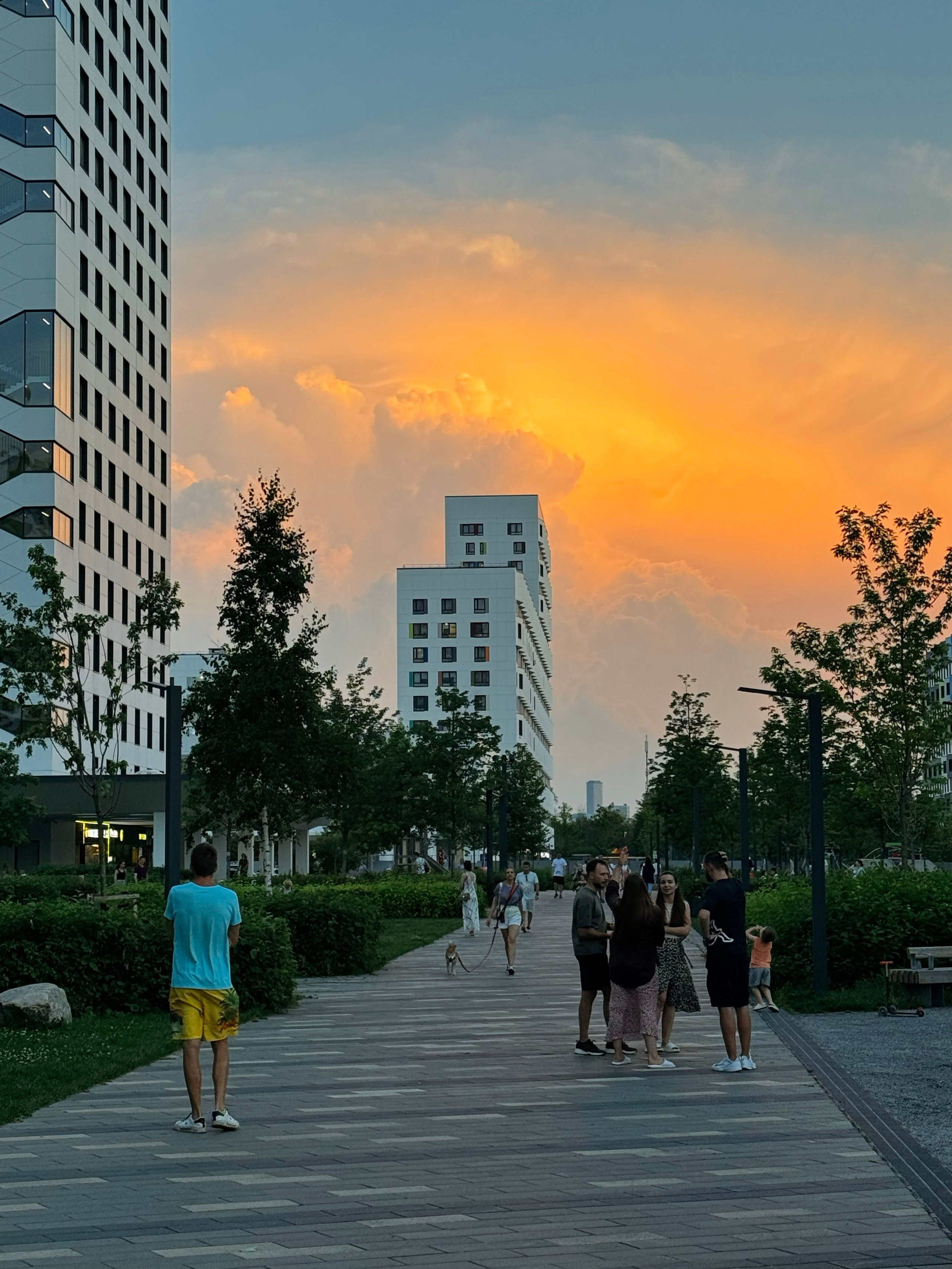 Яркий закат грозовых облаков