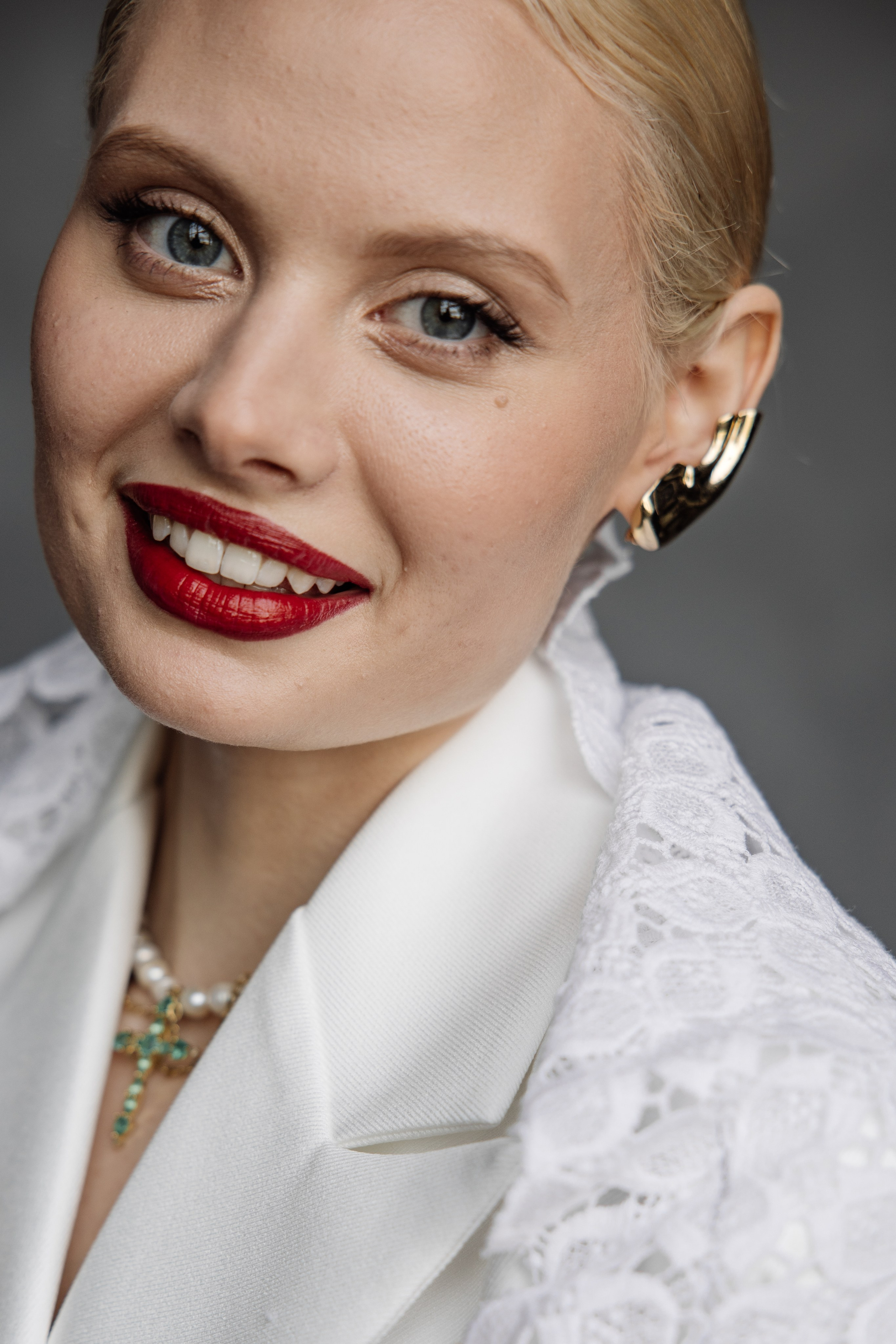 Невеста смотрит в камеру и улыбается