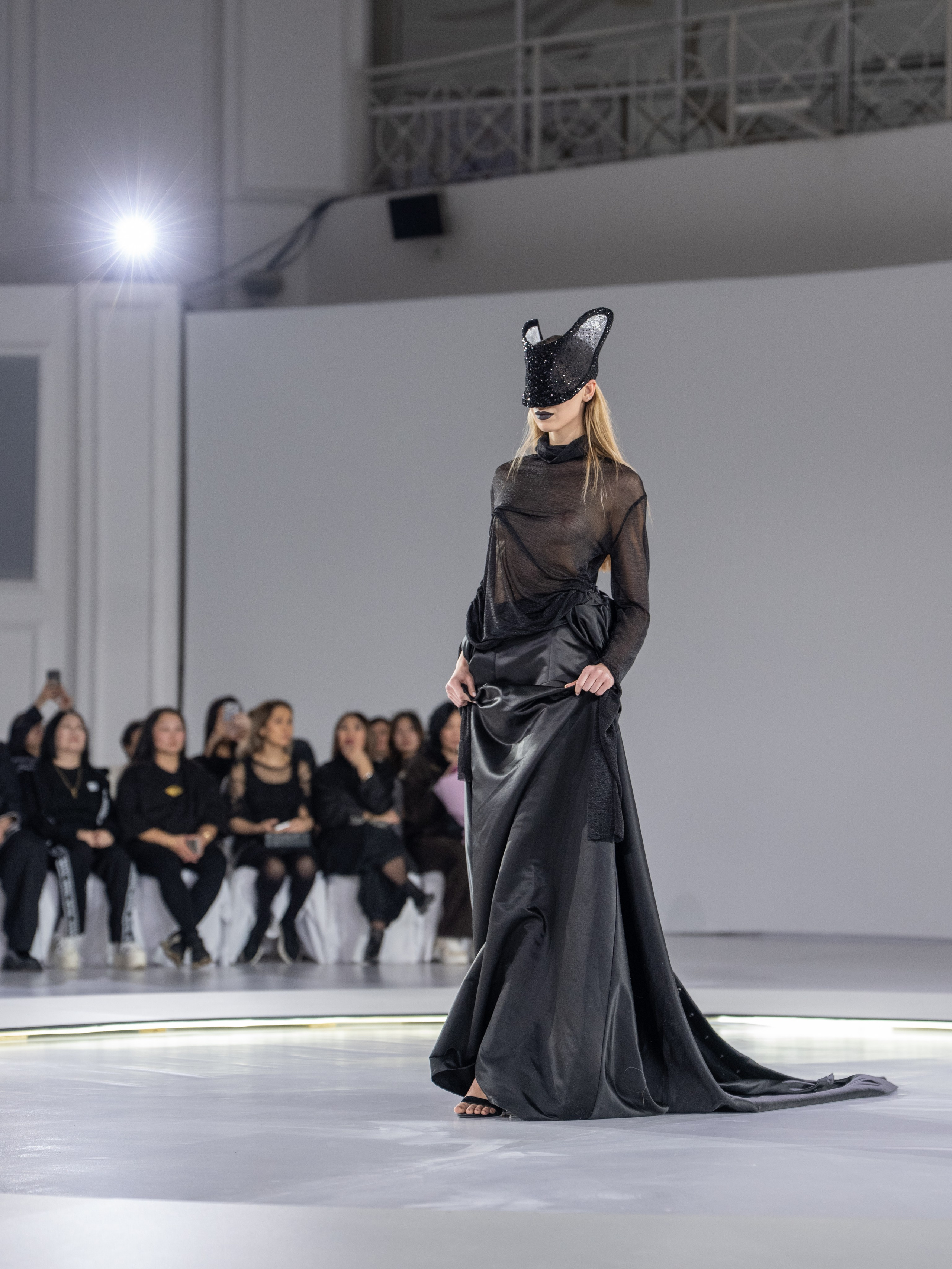 Дизайн DVALI. Сайт Алматинского НЮ АРТ, будуар и фэшн фотографа Дениса Карпенко