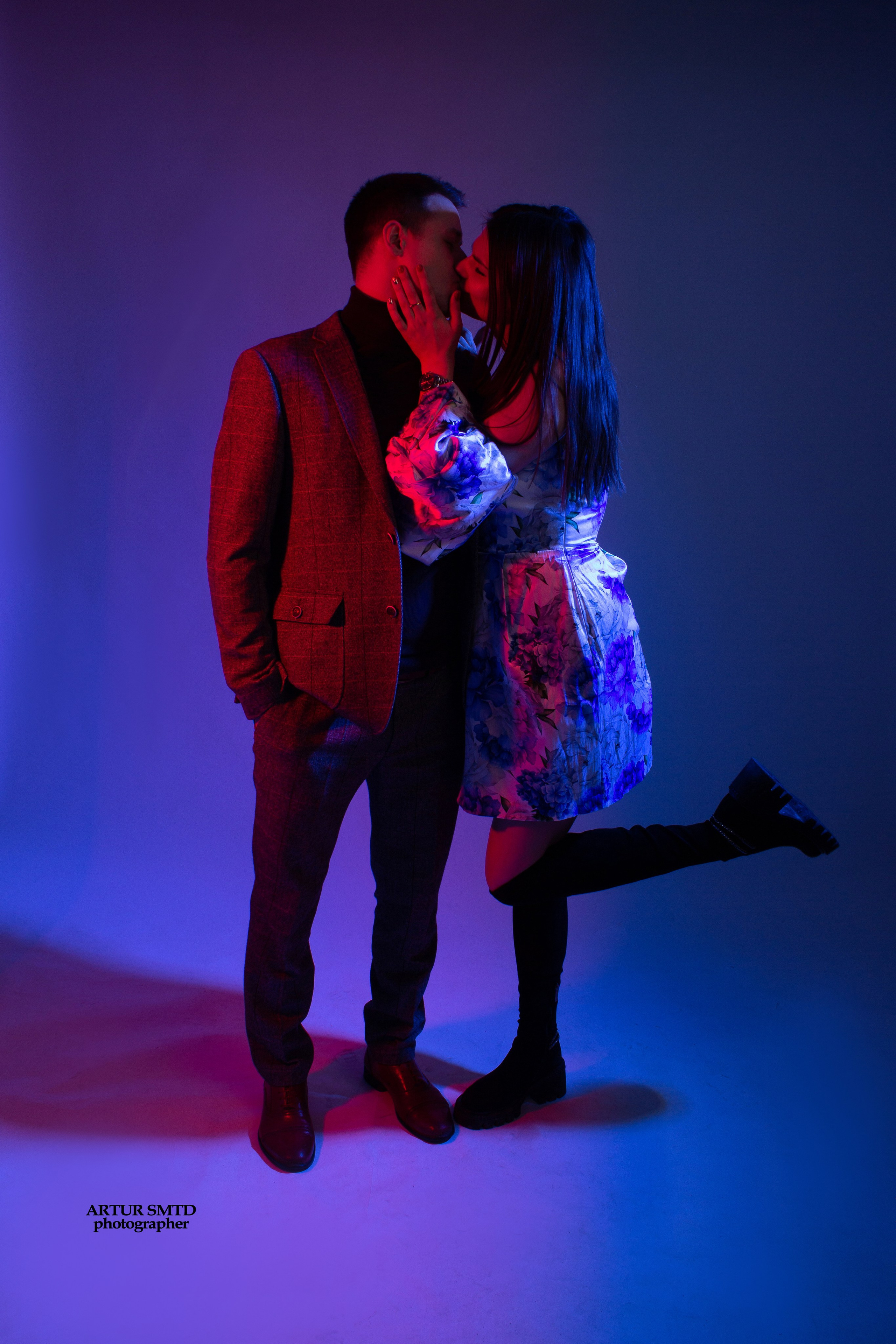 Влюблённая пара целуется, неоновый свет