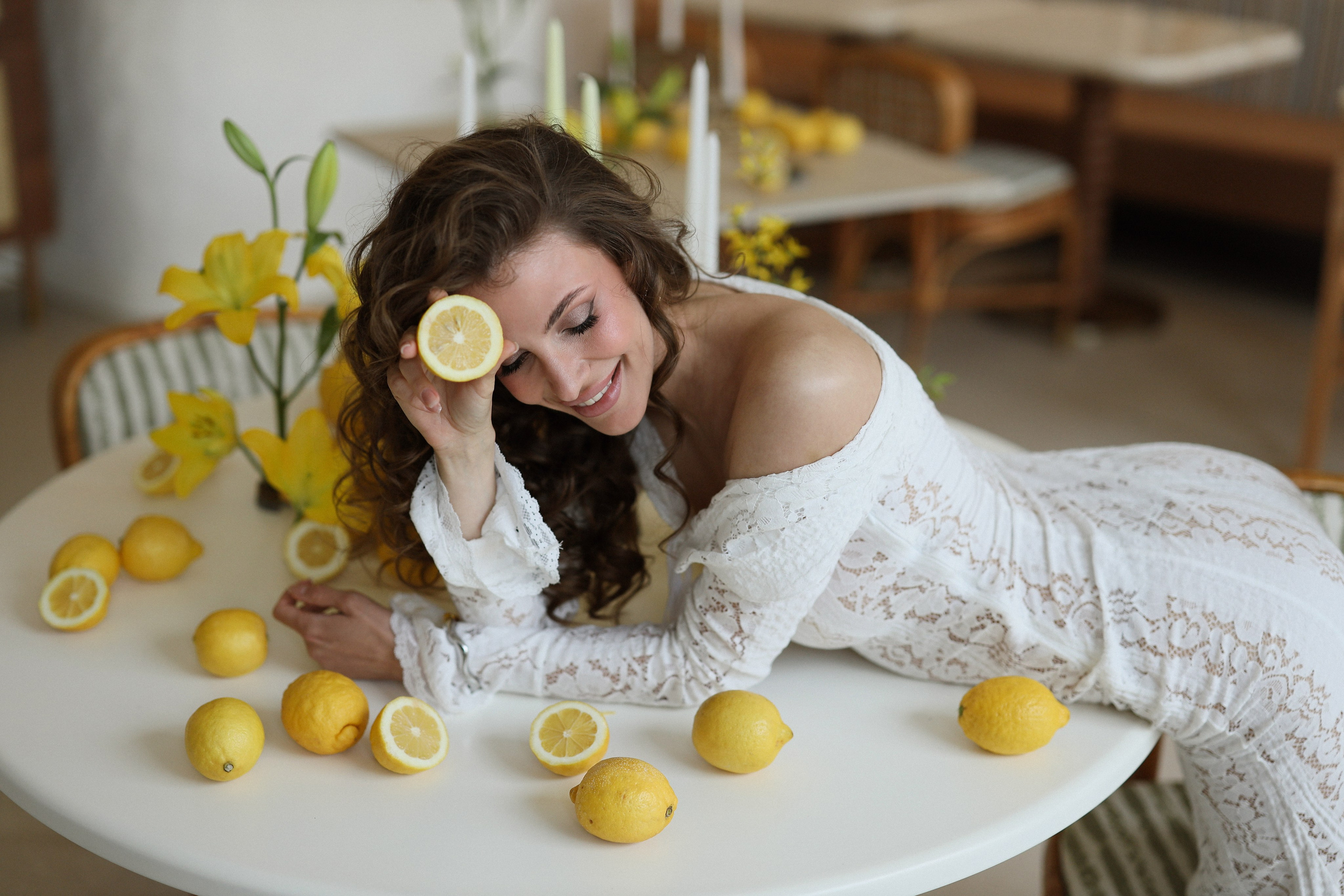 фотосессия с лимонами девушка