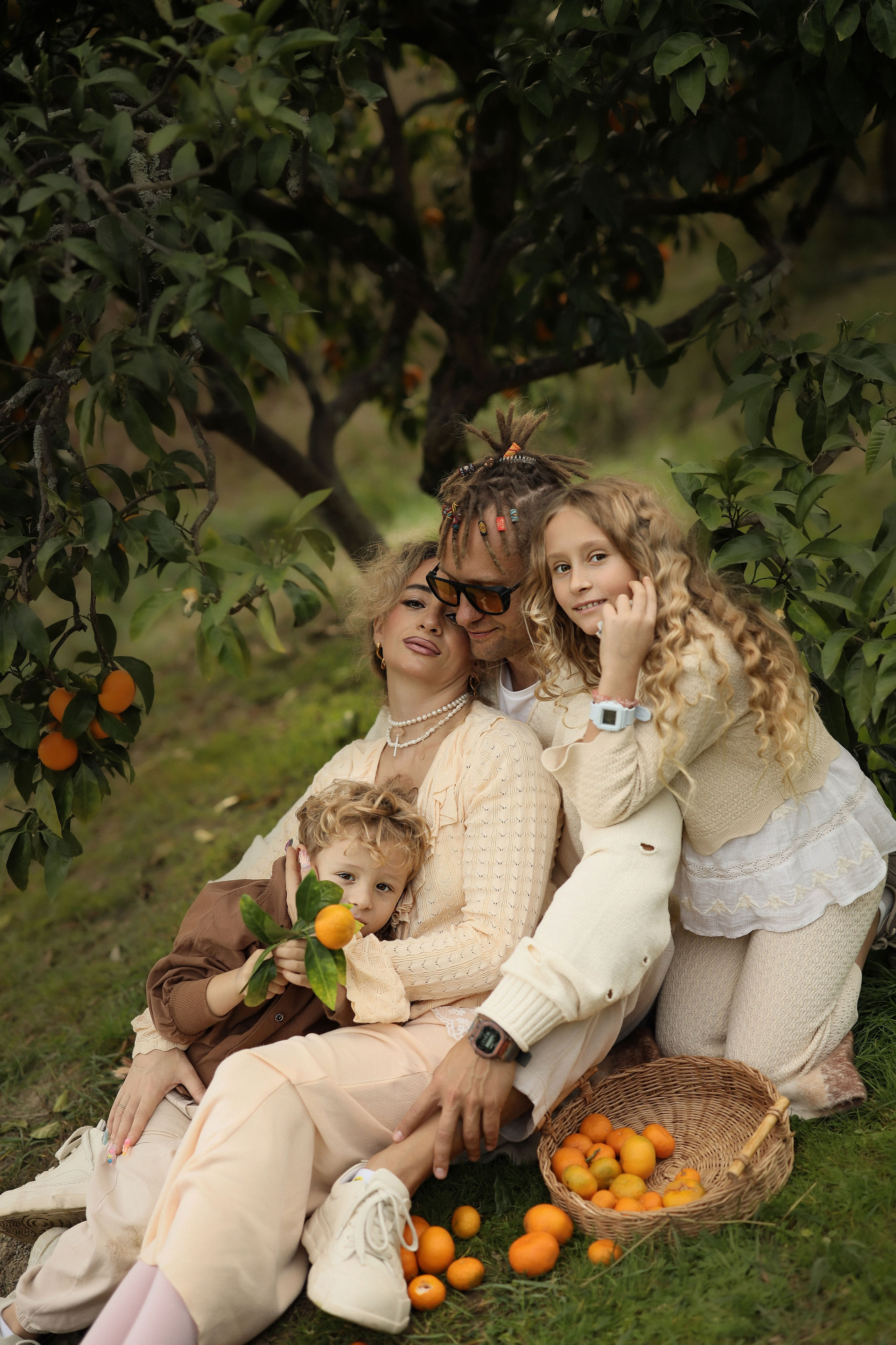 Семейная фотосессия в мандариновом саду Абхазии. Свадебный и семейный фотограф в Абхазии Жанна Соснина