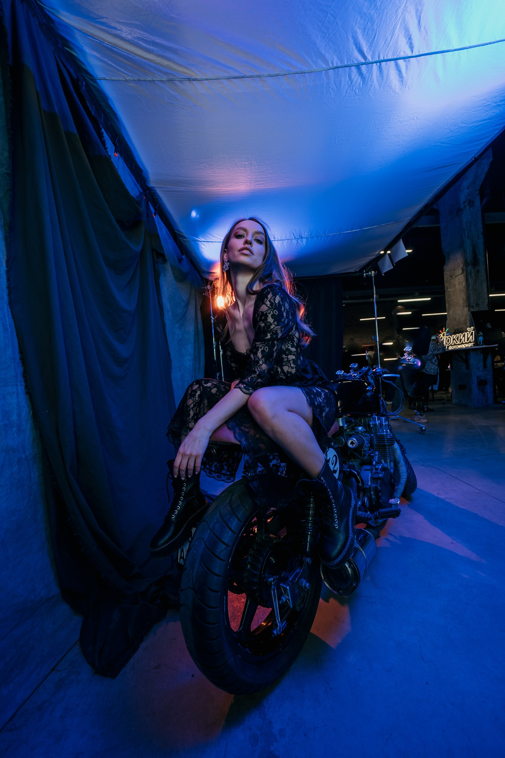 Девушки-байкеры — Фотосессия с мотоциклом в Питере. Свадебный, семейный, портретный, репортажный фотограф в Санкт-Петербурге