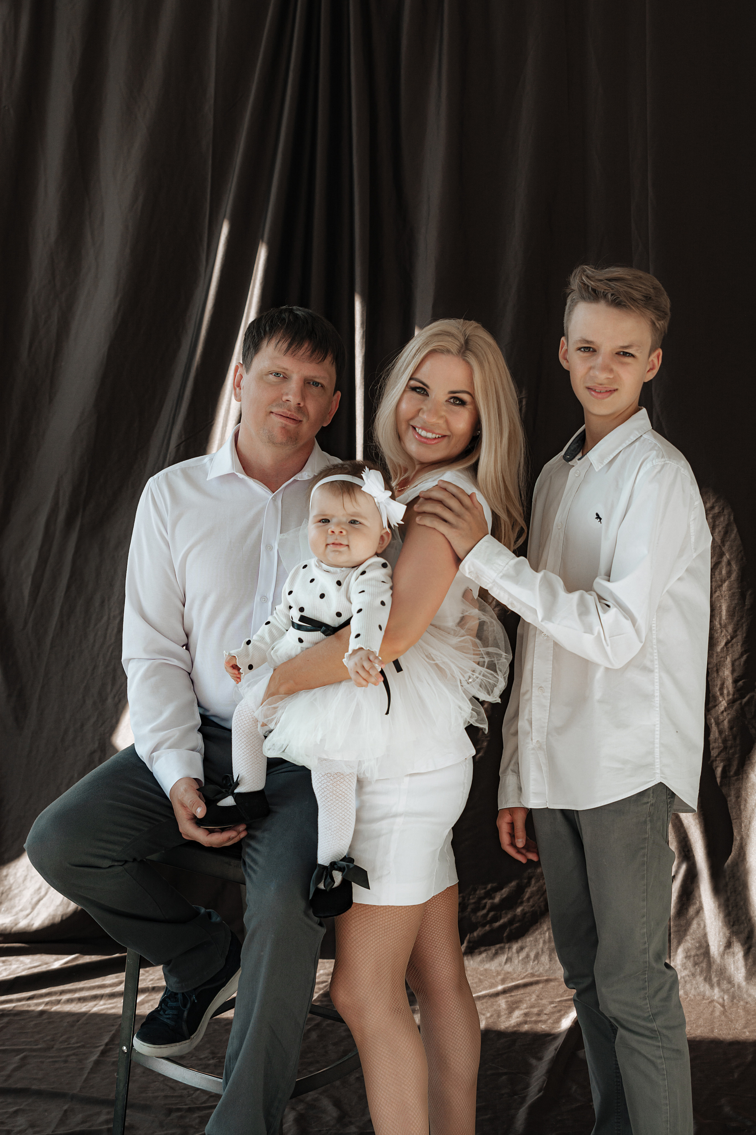 Фотография семейного счастья, в которой каждый момент отражает семейные ценности и близость.