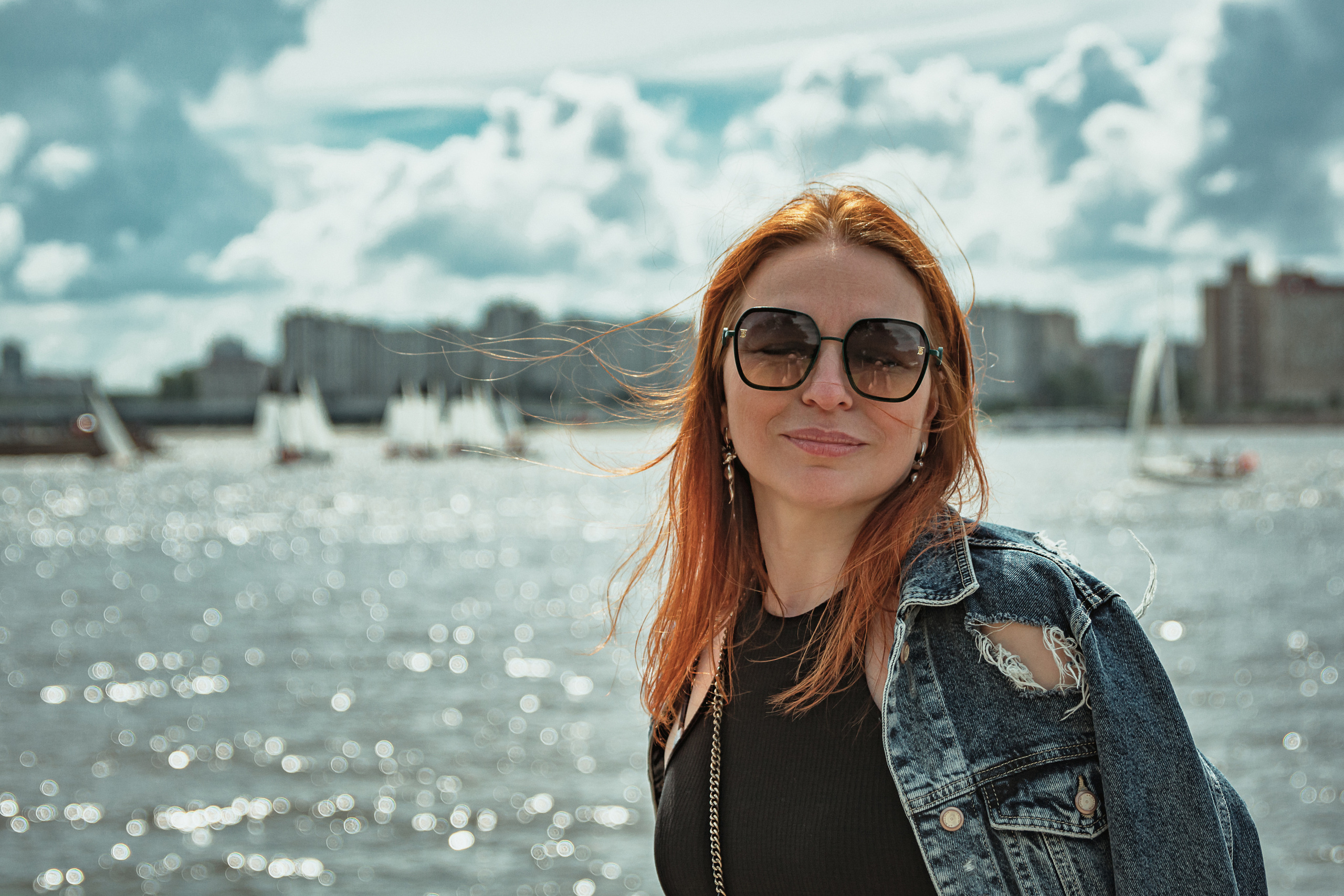 Рыжеволосая девушка портрет на фоне парусники