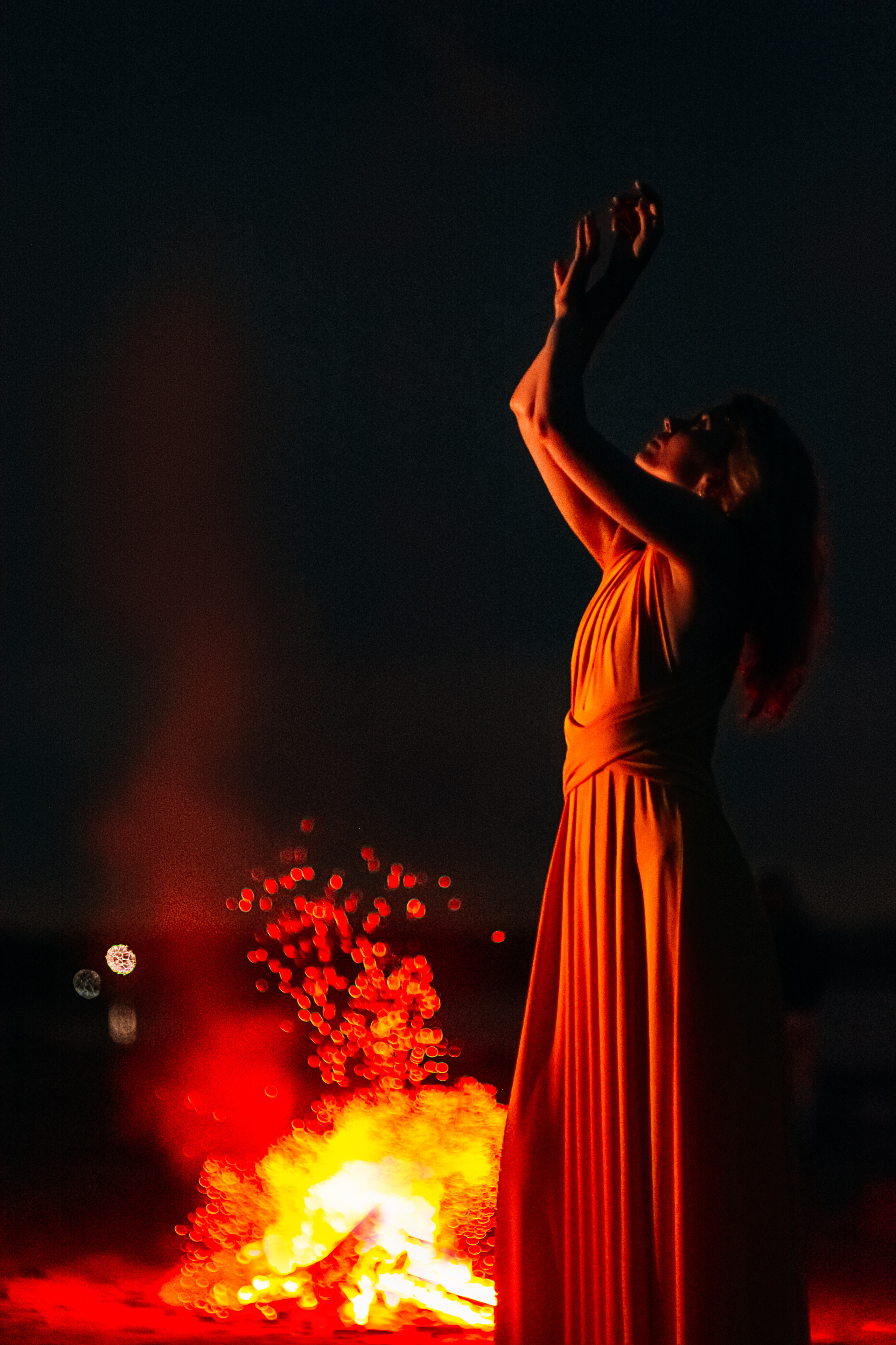 Валя. Съёмка на Финском заливе в воде и с огнём. Портретный фотограф в Санкт-Петербурге Дмитриева Наталия