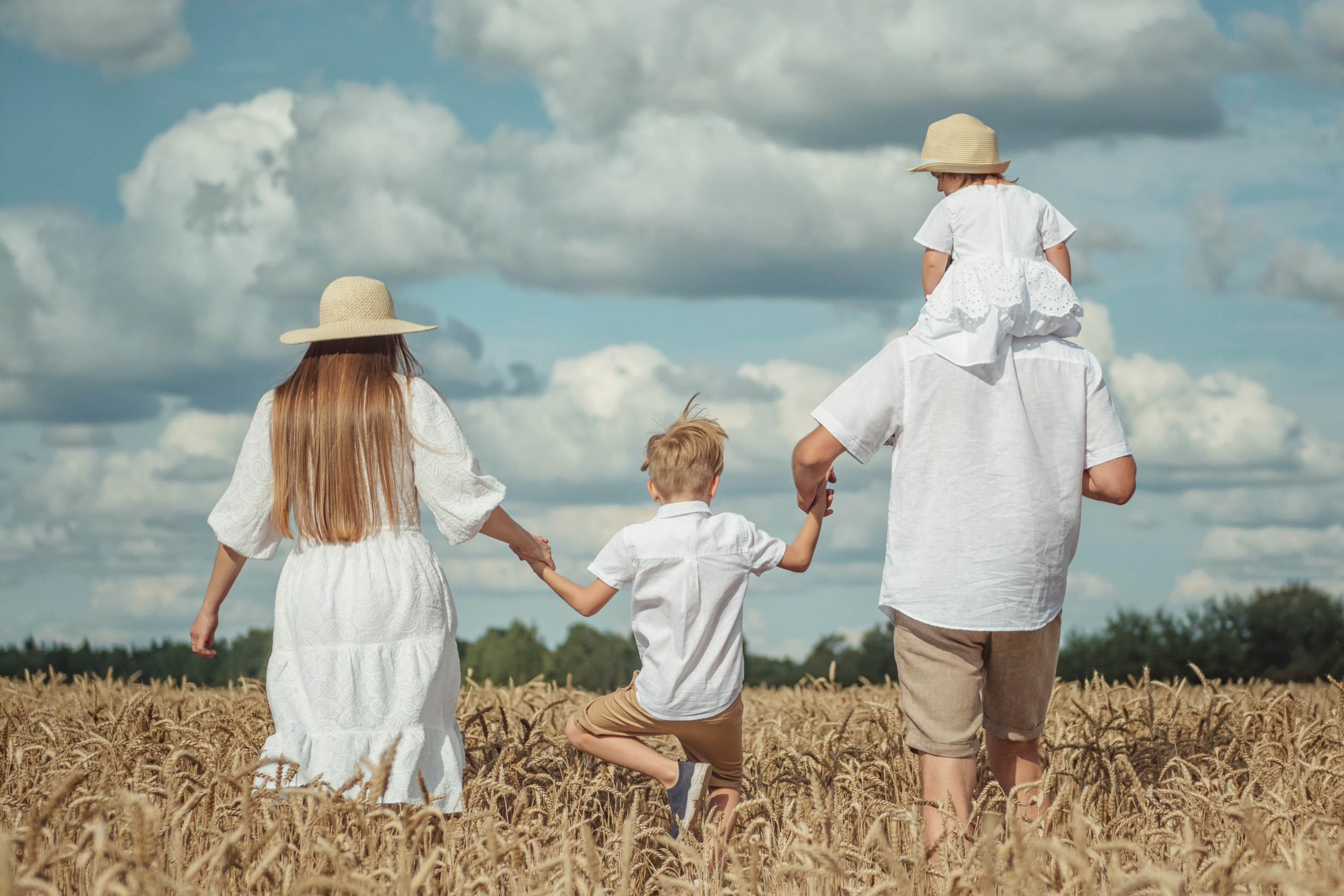 Анна и Александр. Семейная фотосессия в поле. Портретный фотограф в Санкт-Петербурге Дмитриева Наталия