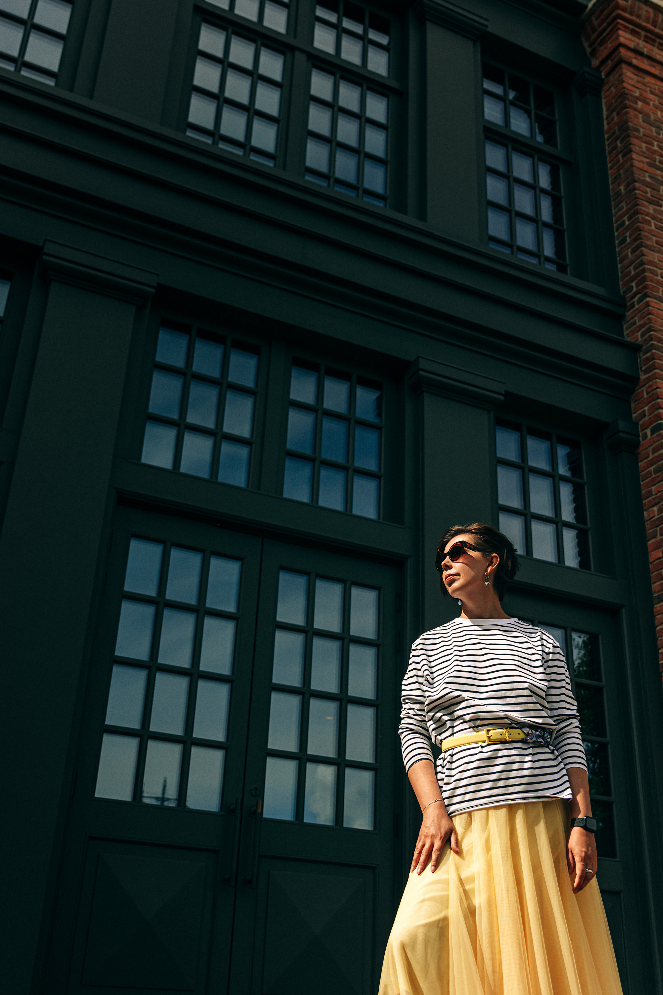 Фотосессия, воплощающая дух Петербурга: девушка в жёлтой юбке и тельняшке захватывает красоту Новой Голландии в объектив.