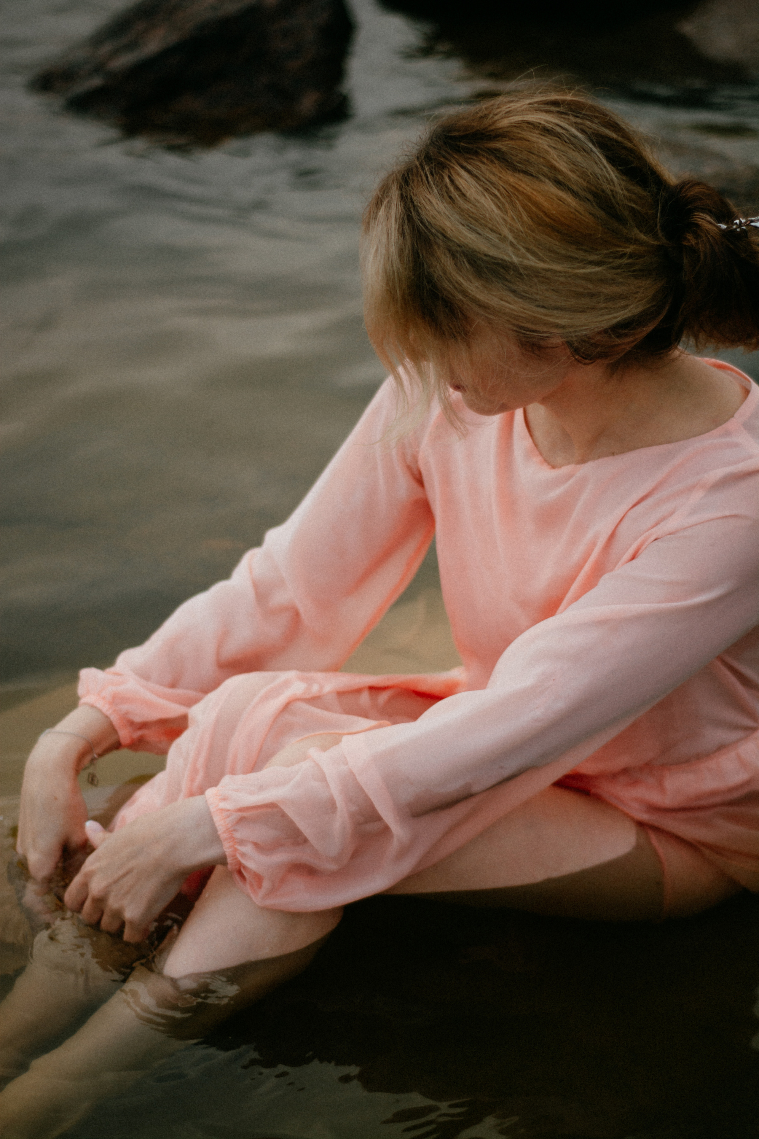 Валя. Съёмка на Финском заливе в воде и с огнём. Портретный фотограф в Санкт-Петербурге Дмитриева Наталия