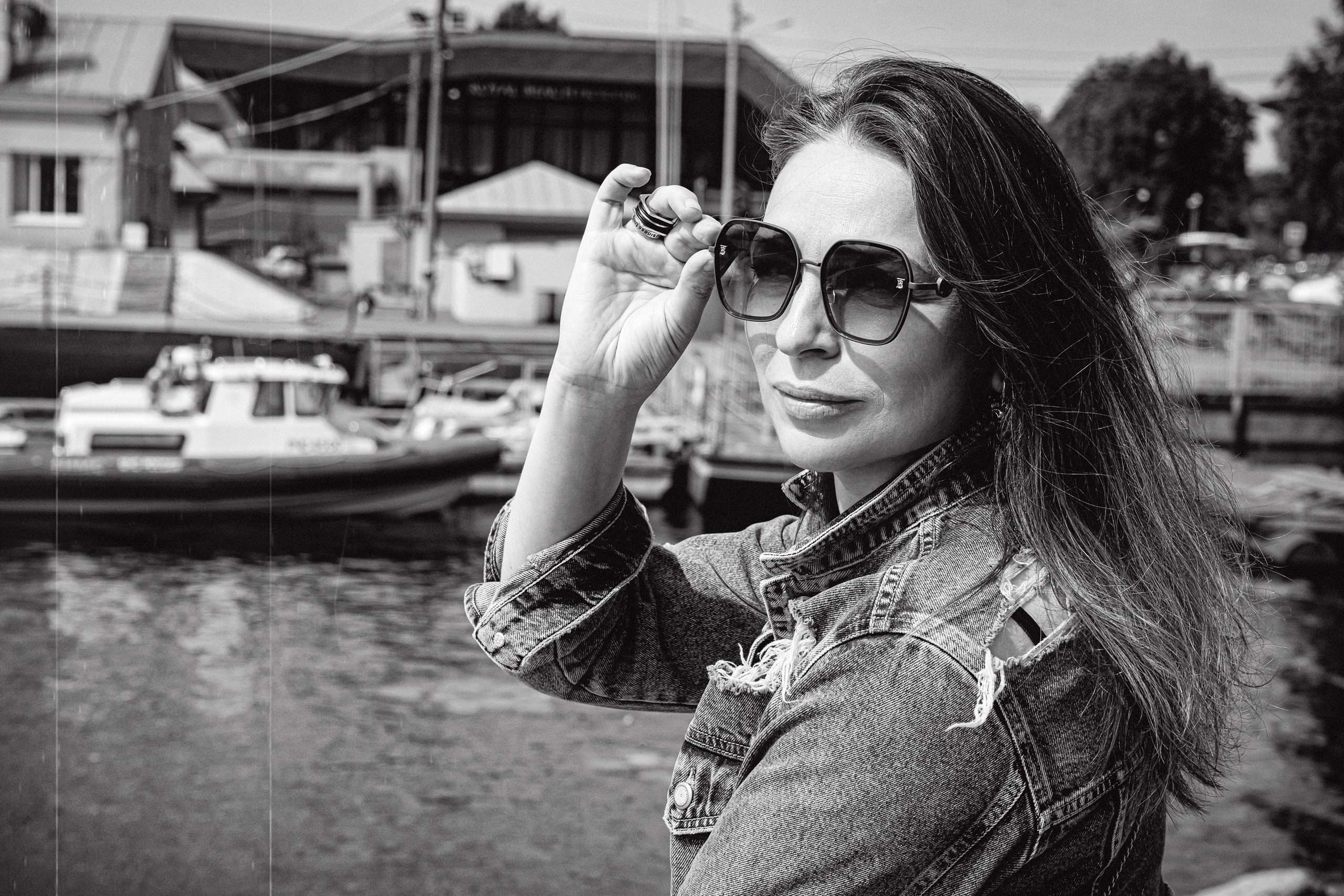 Девушка на берегу у причала чб